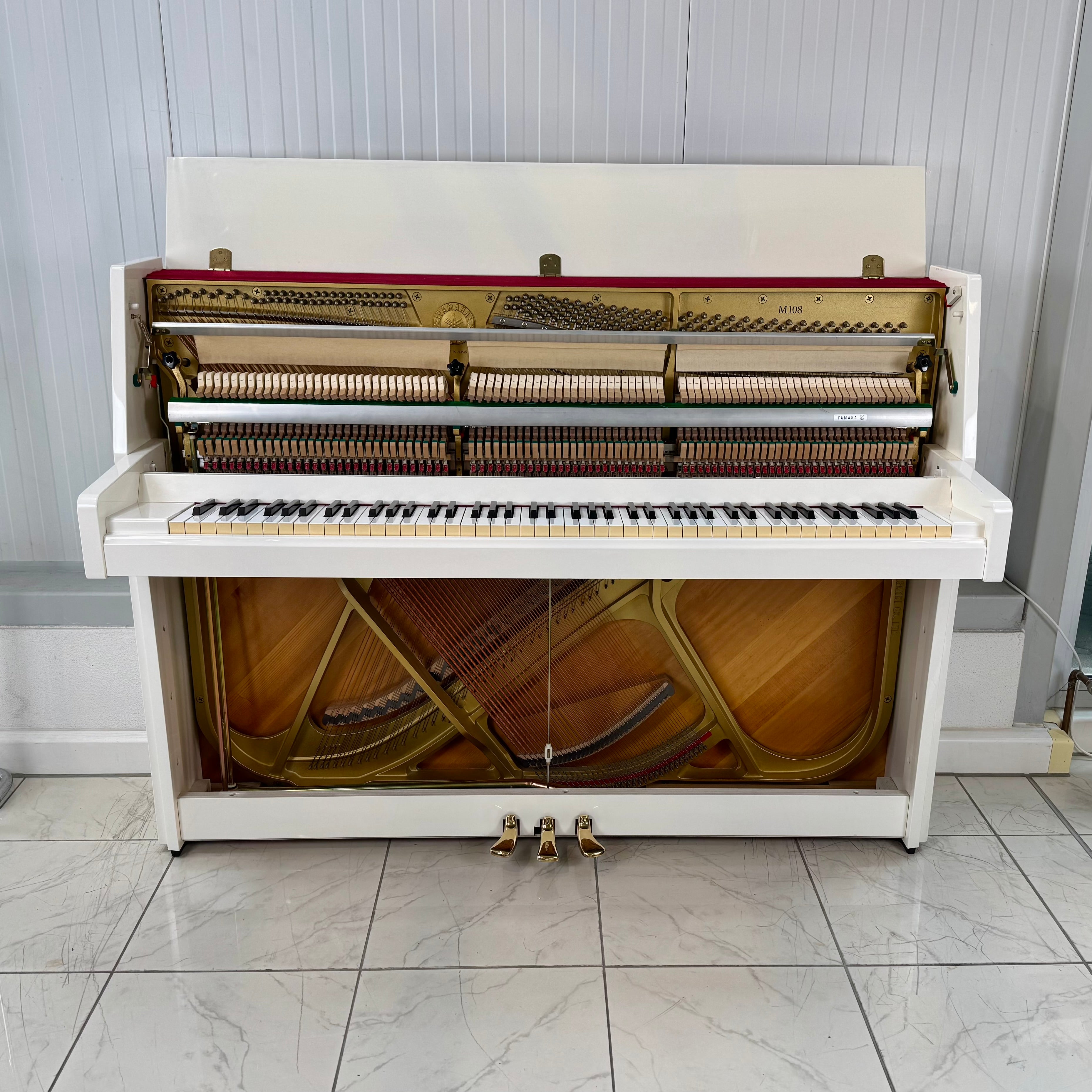 Klavier Yamaha M108 - Weiß Hochglanz