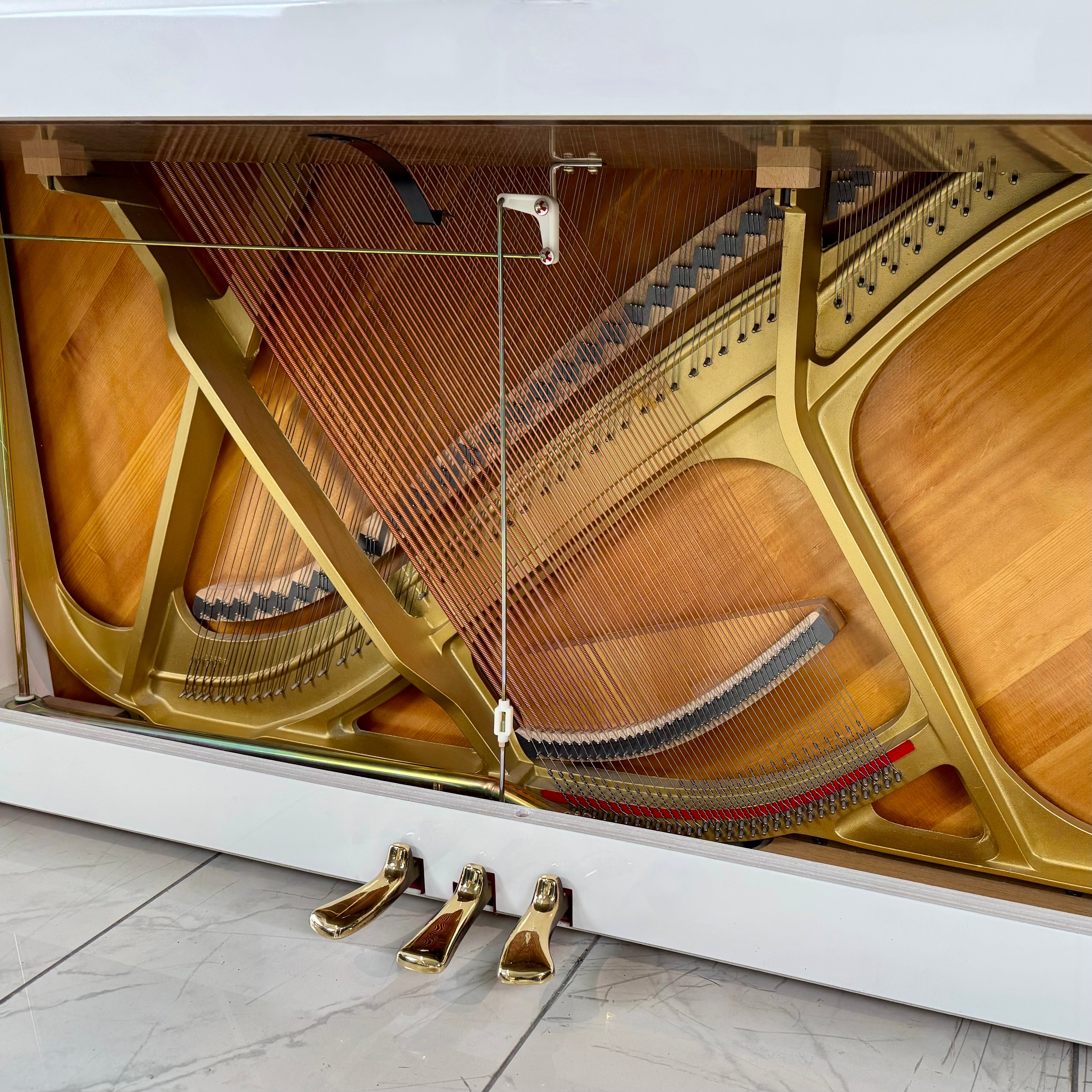 Klavier Yamaha M108 - Weiß Hochglanz