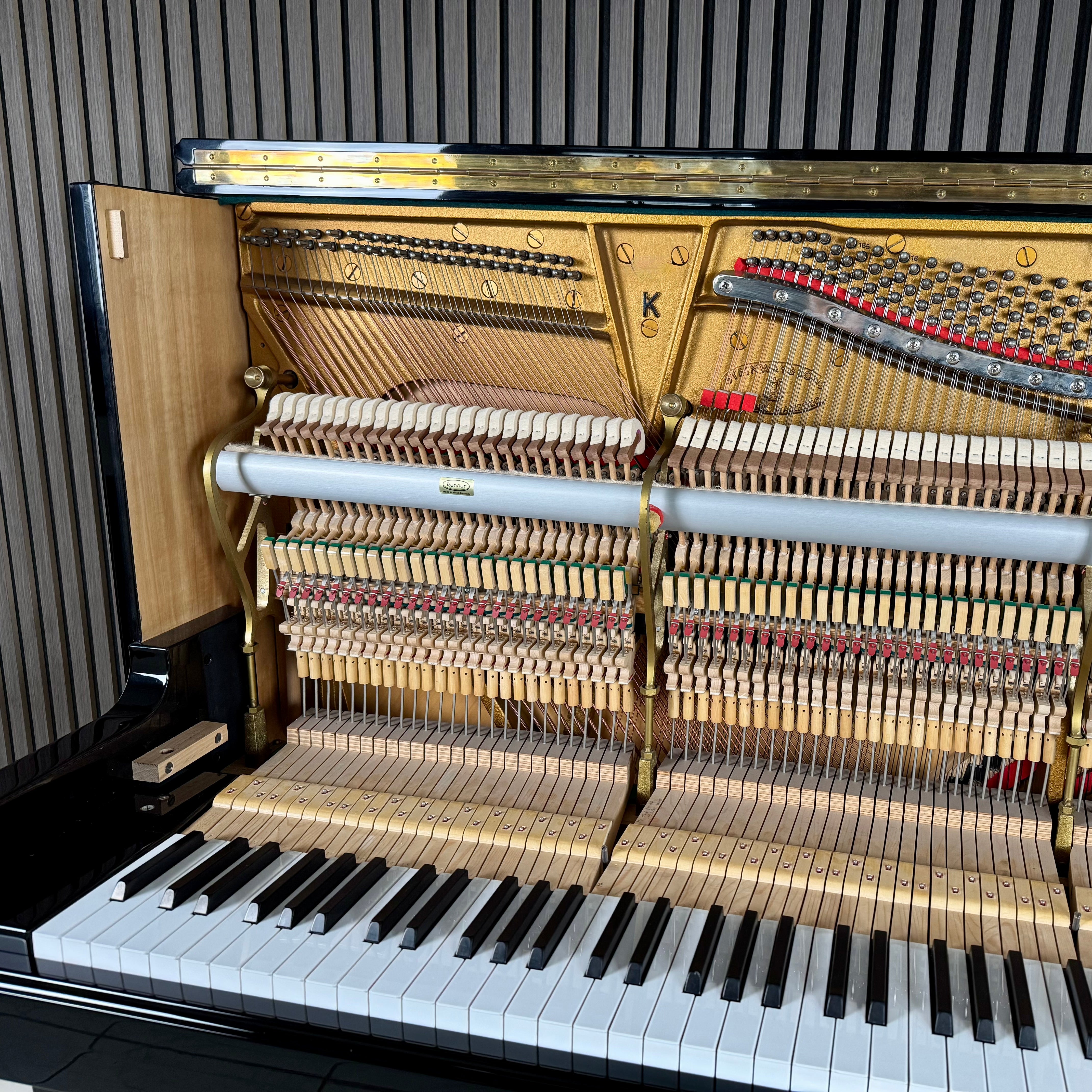 Klavier Steinway & Sons K-132 - Schwarz Hochglanz