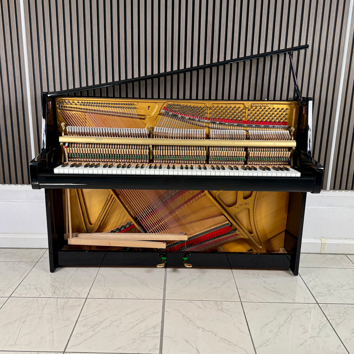 Klavier Steinway & Sons F-104 - Schwarz Hochglanz
