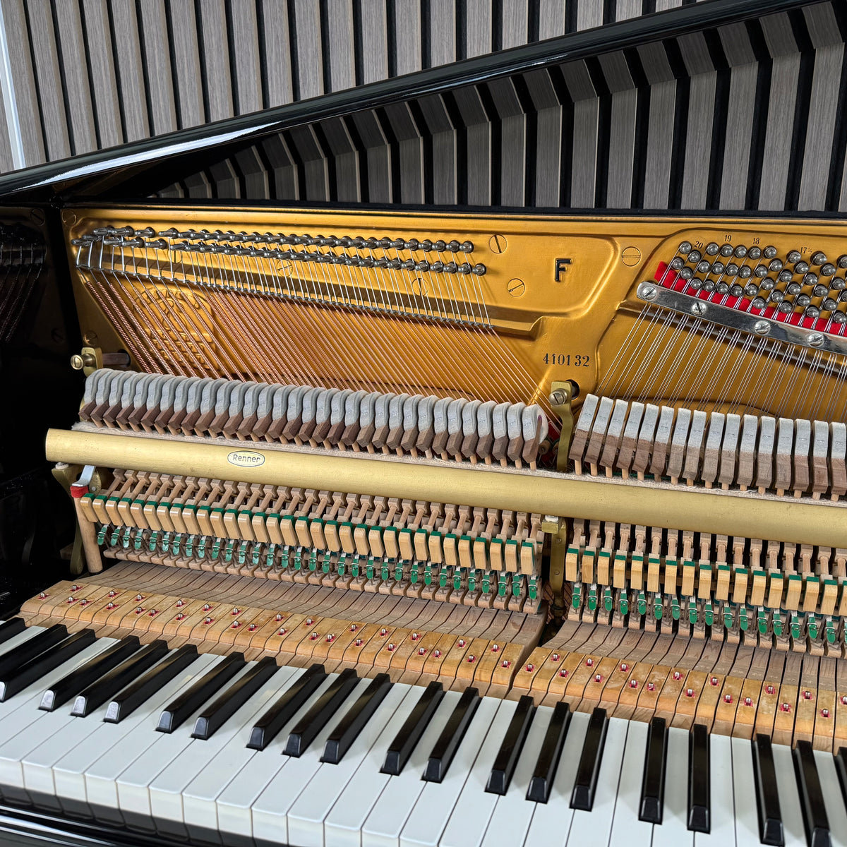 Klavier Steinway & Sons F-104 - Schwarz Hochglanz