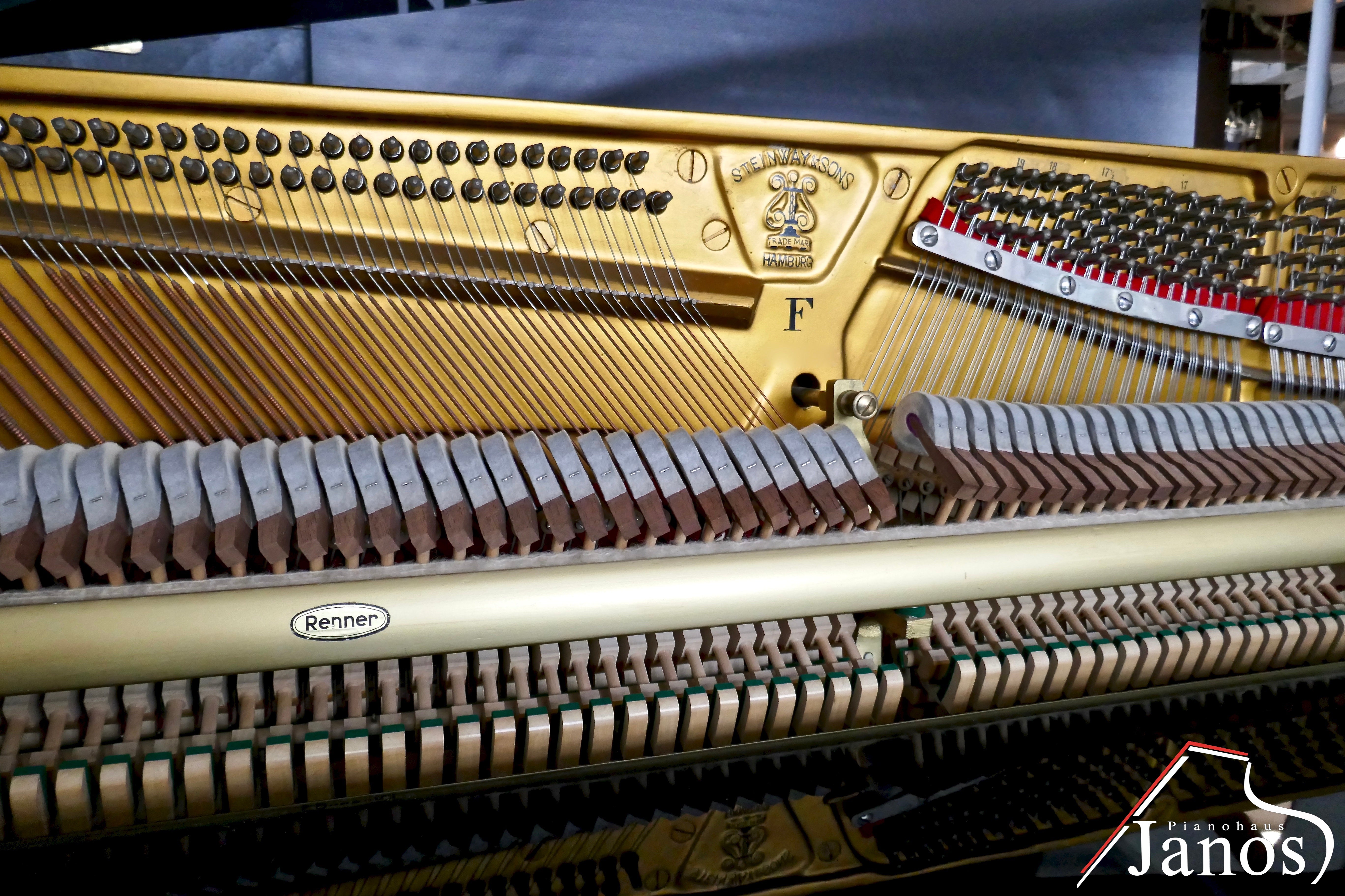 Klavier Steinway & Sons F-104 - Schwarz Hochglanz