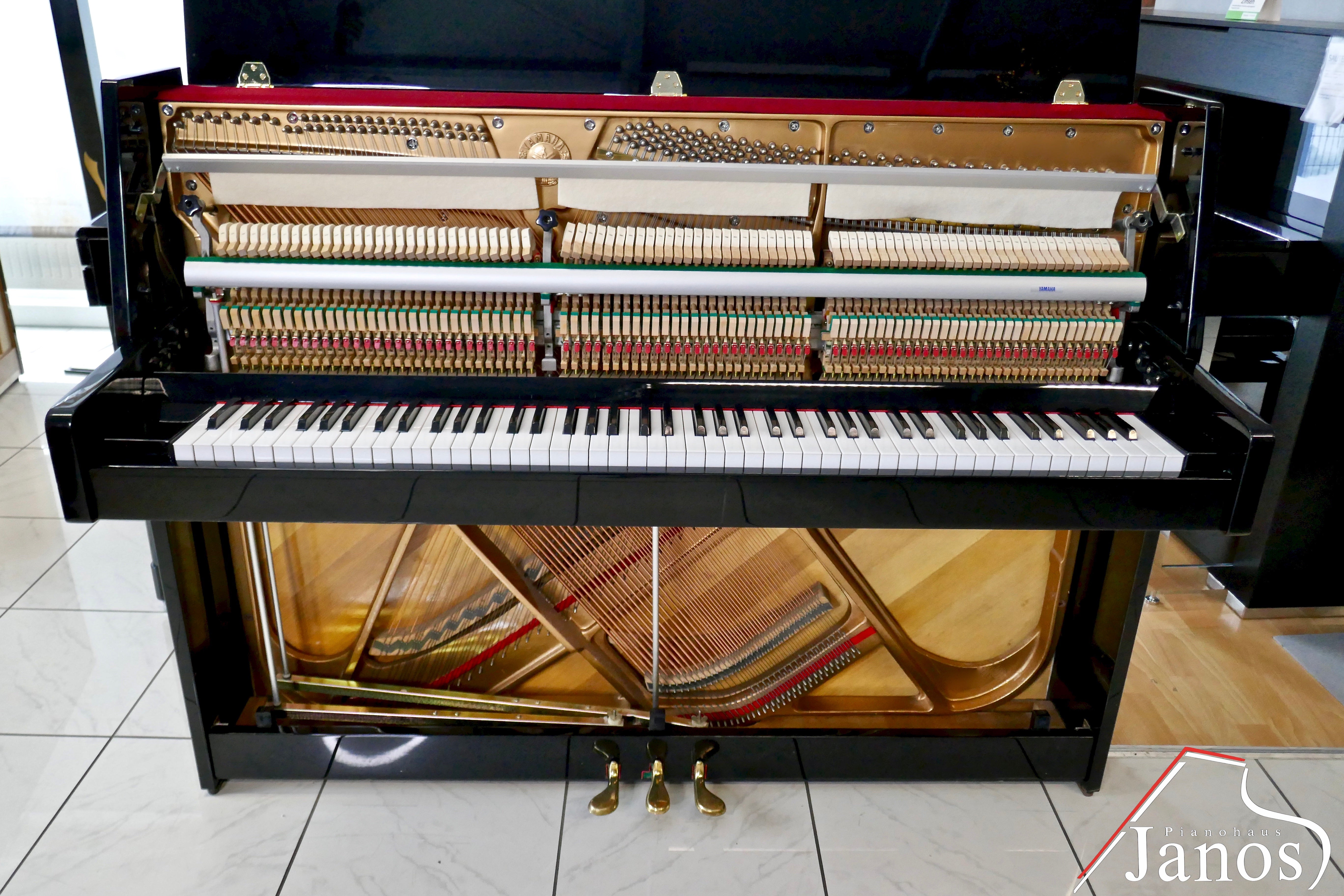 Klavier Yamaha C-109 - Schwarz Hochglanz