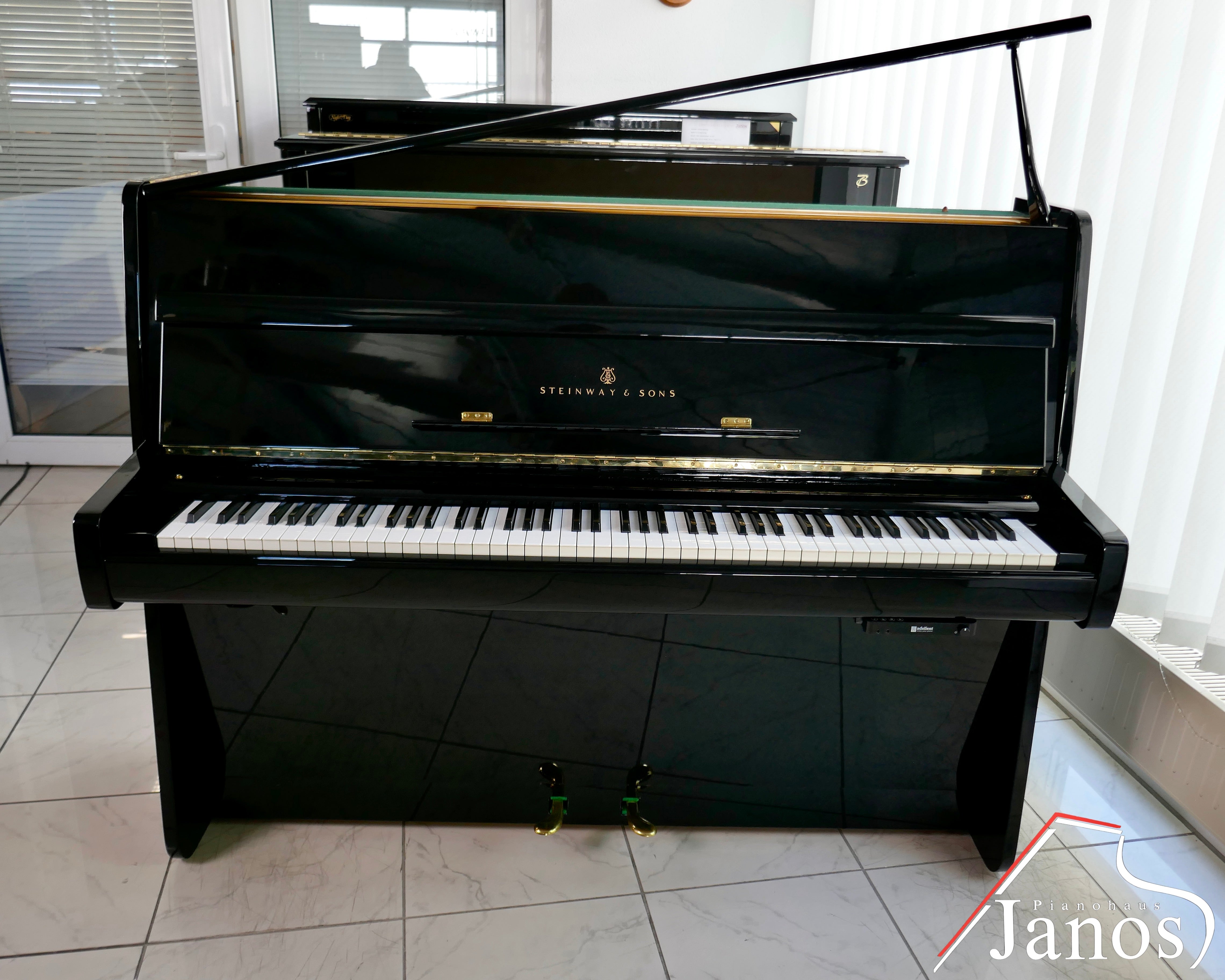 Klavier Steinway & Sons Z-114
