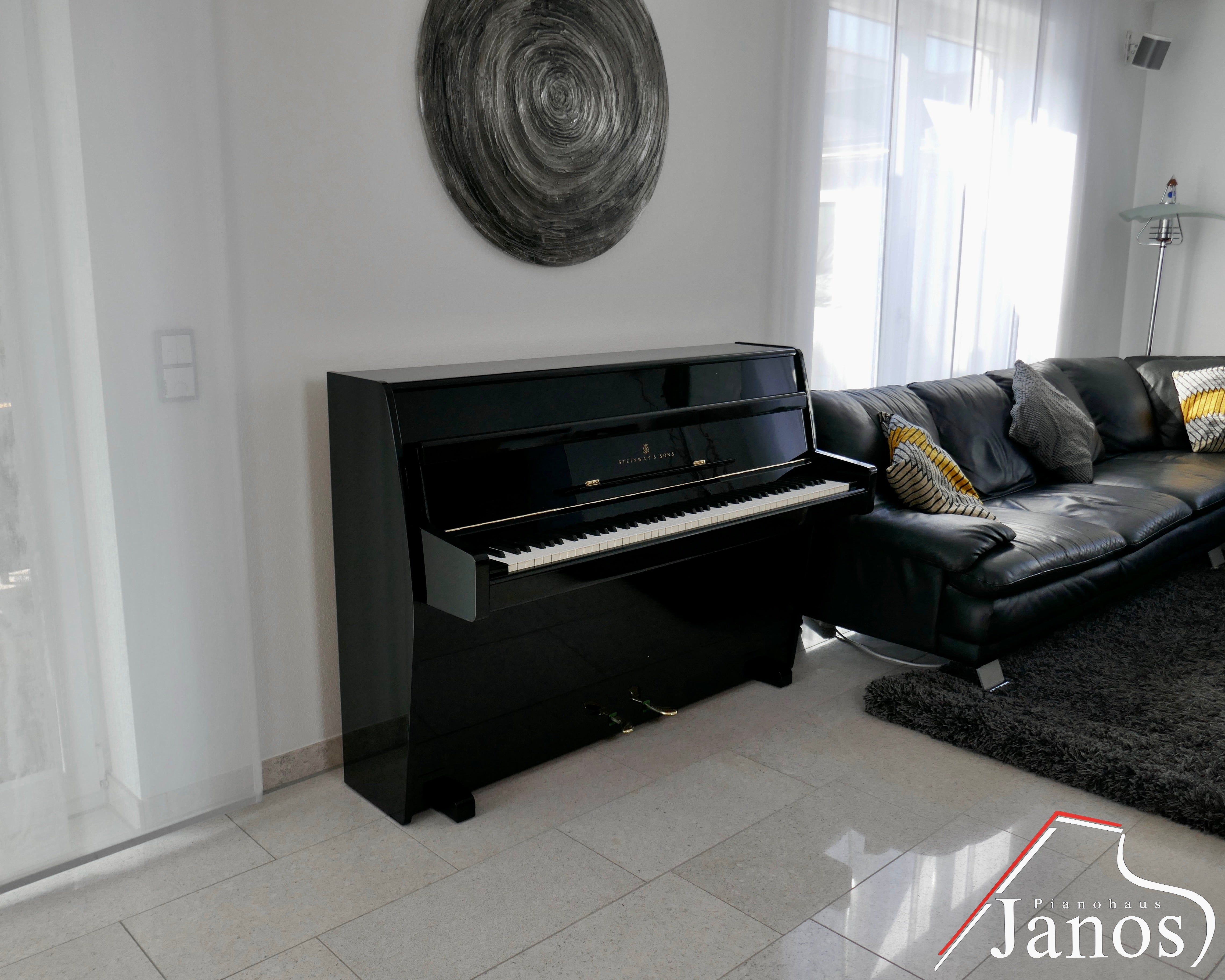 Klavier Steinway & Sons F-104