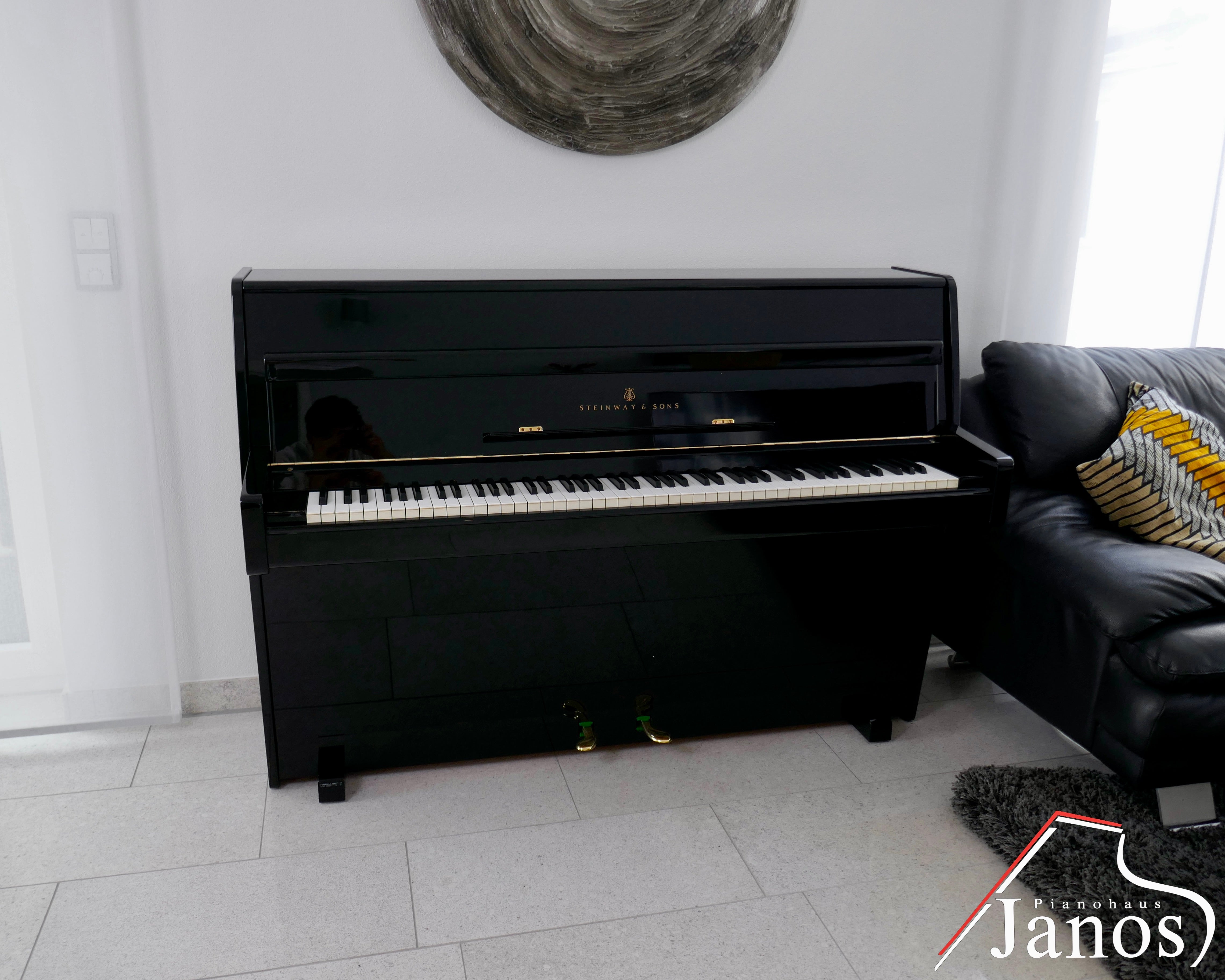 Klavier Steinway & Sons F-104