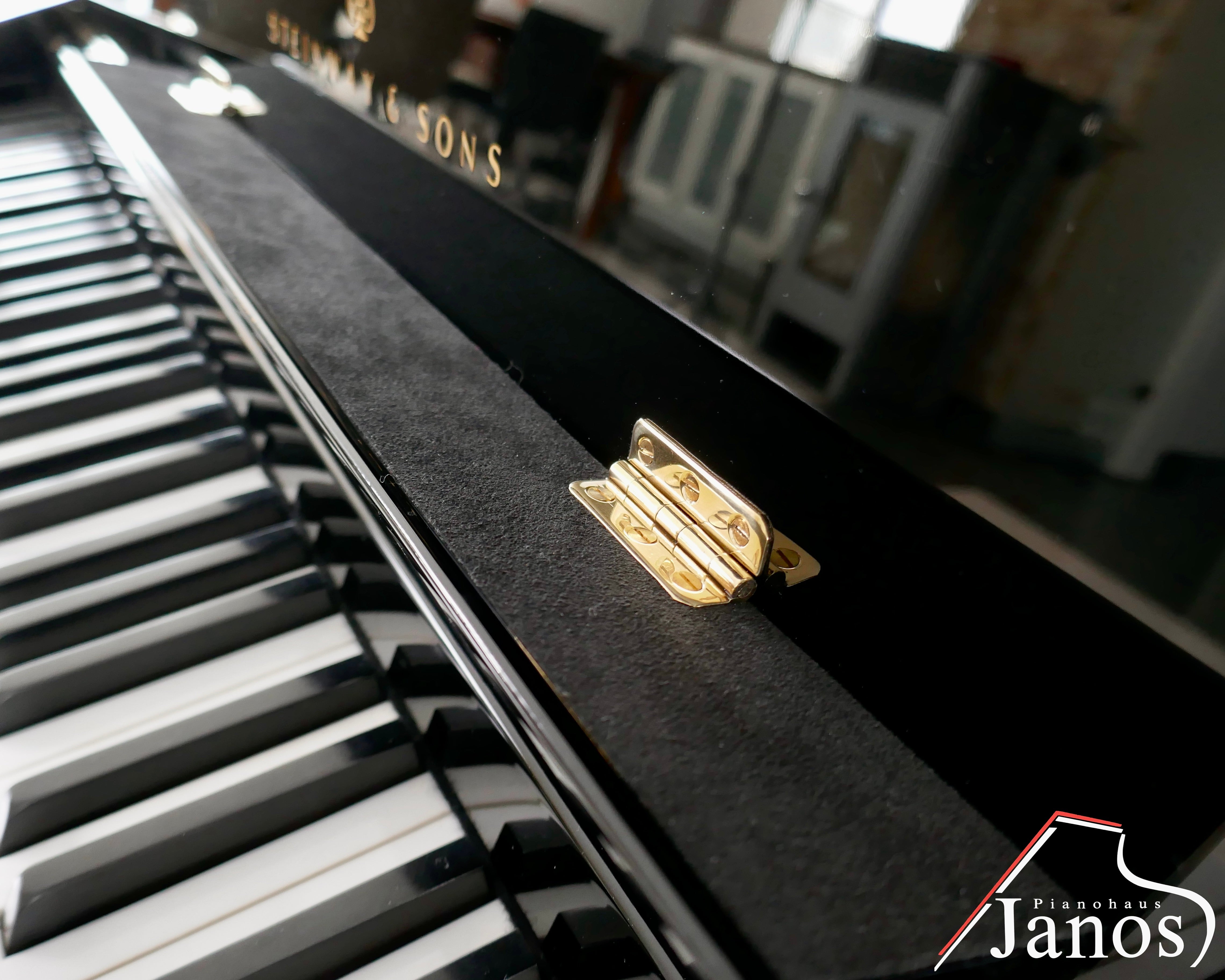 Klavier Steinway & Sons F-104