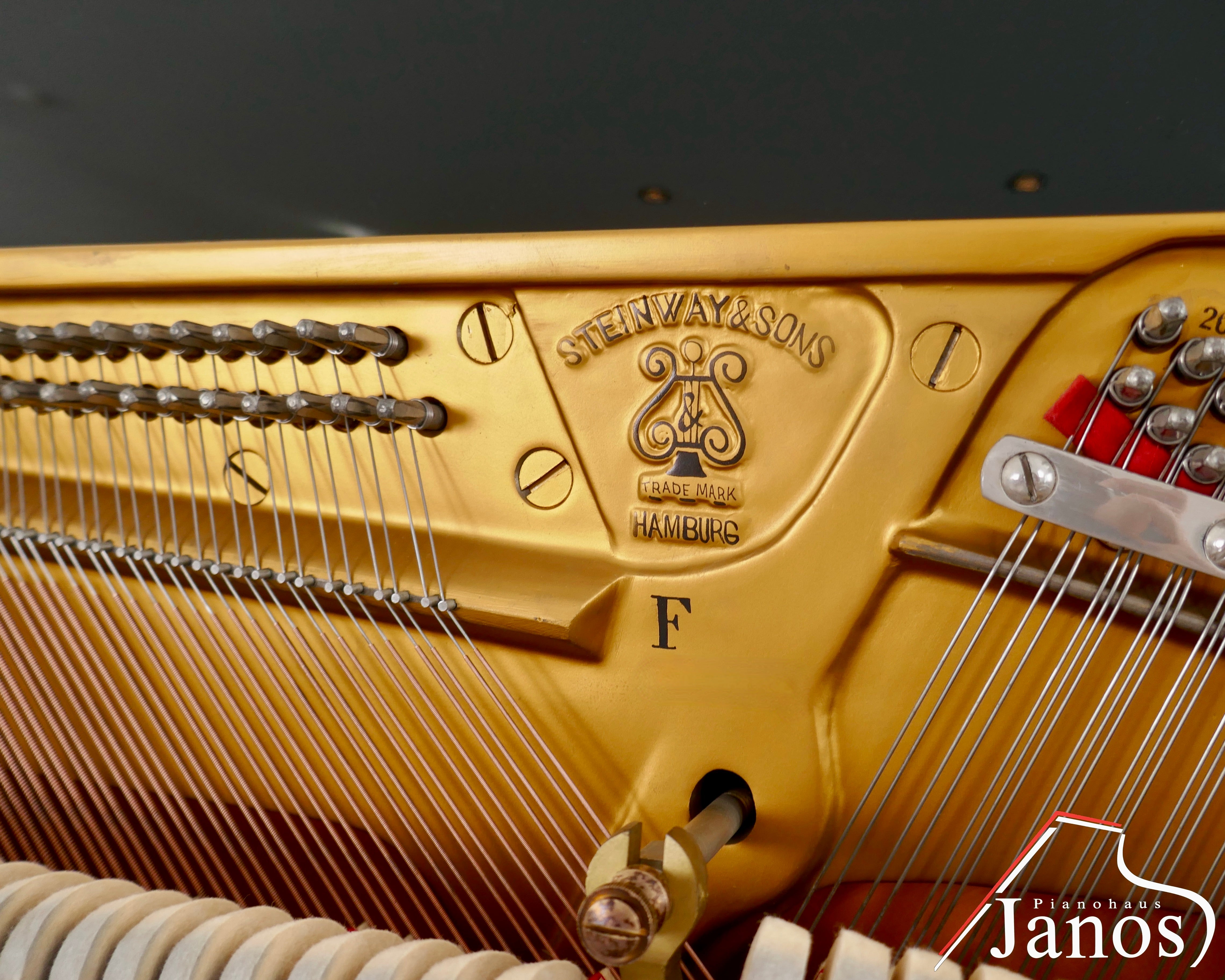 Klavier Steinway & Sons F-104