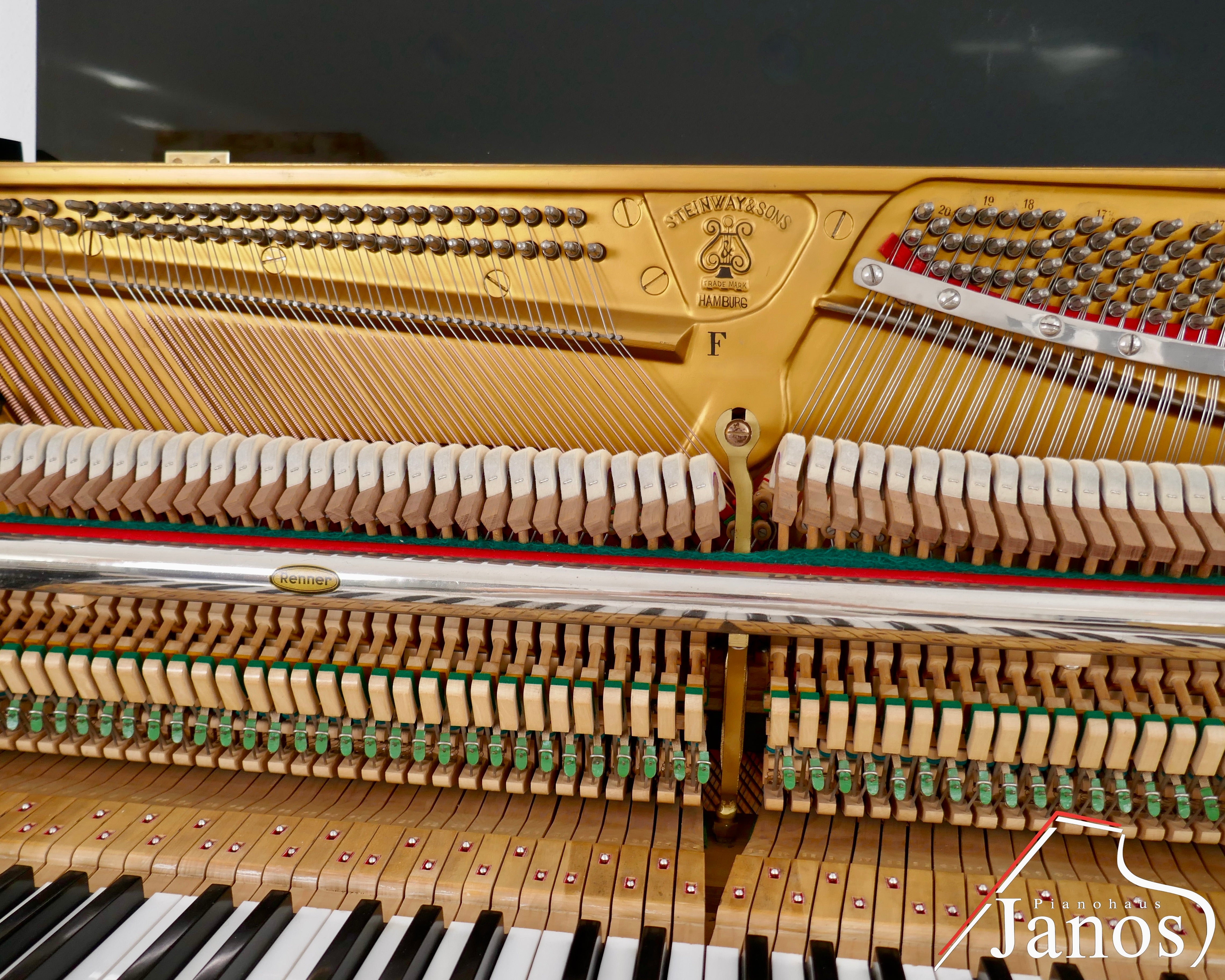 Klavier Steinway & Sons F-104