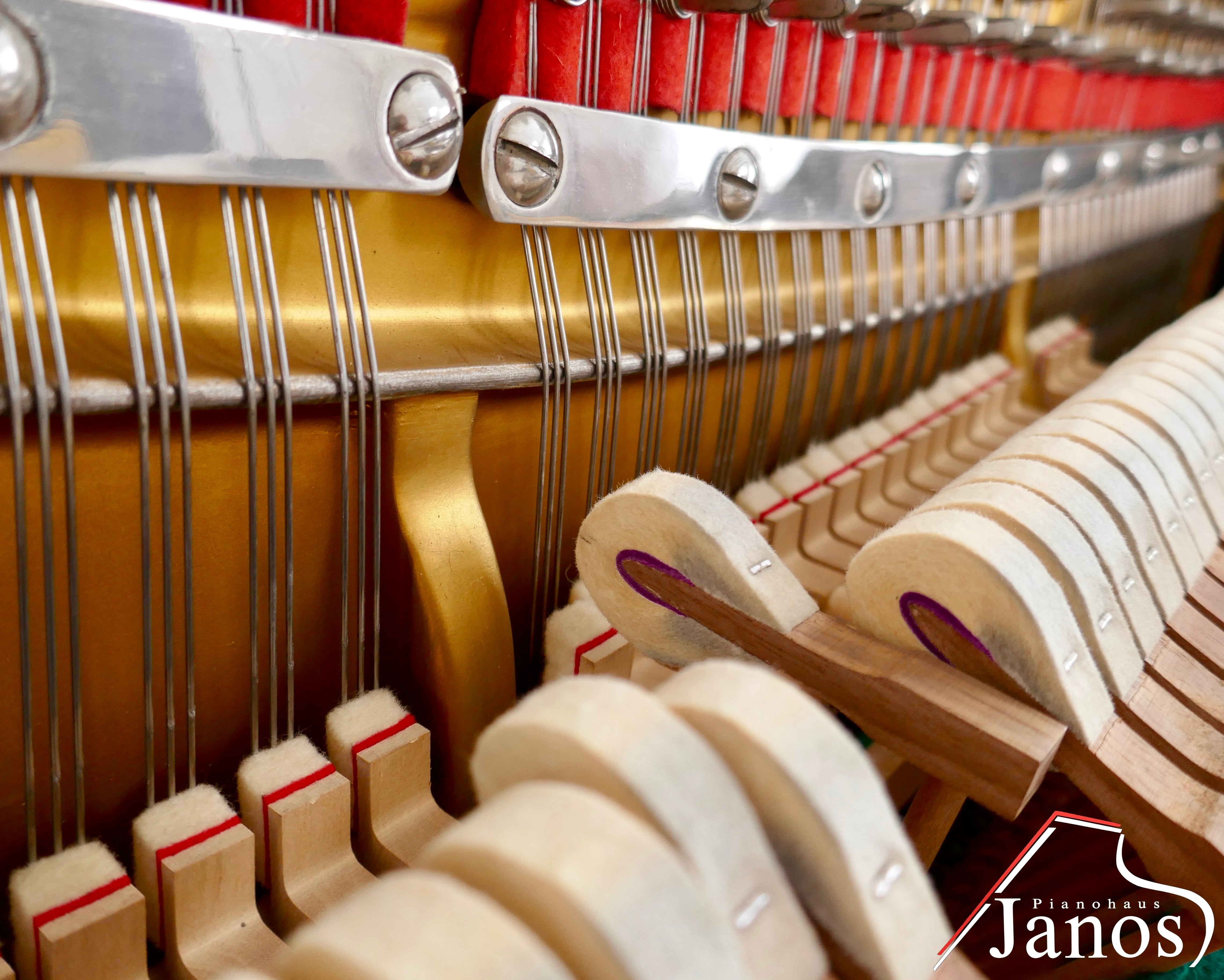 Klavier Steinway & Sons F-104