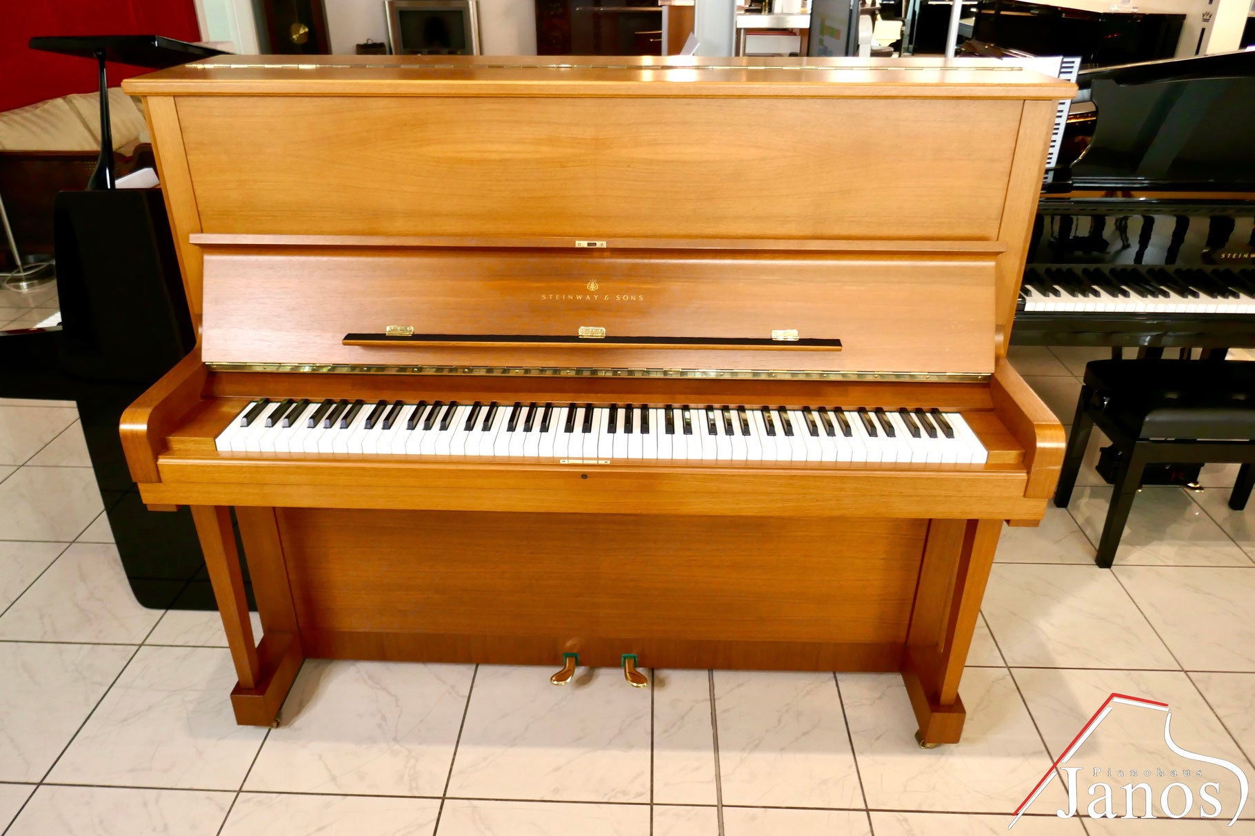 Klavier Steinway & Sons V-125 - Nussbaum satiniert
