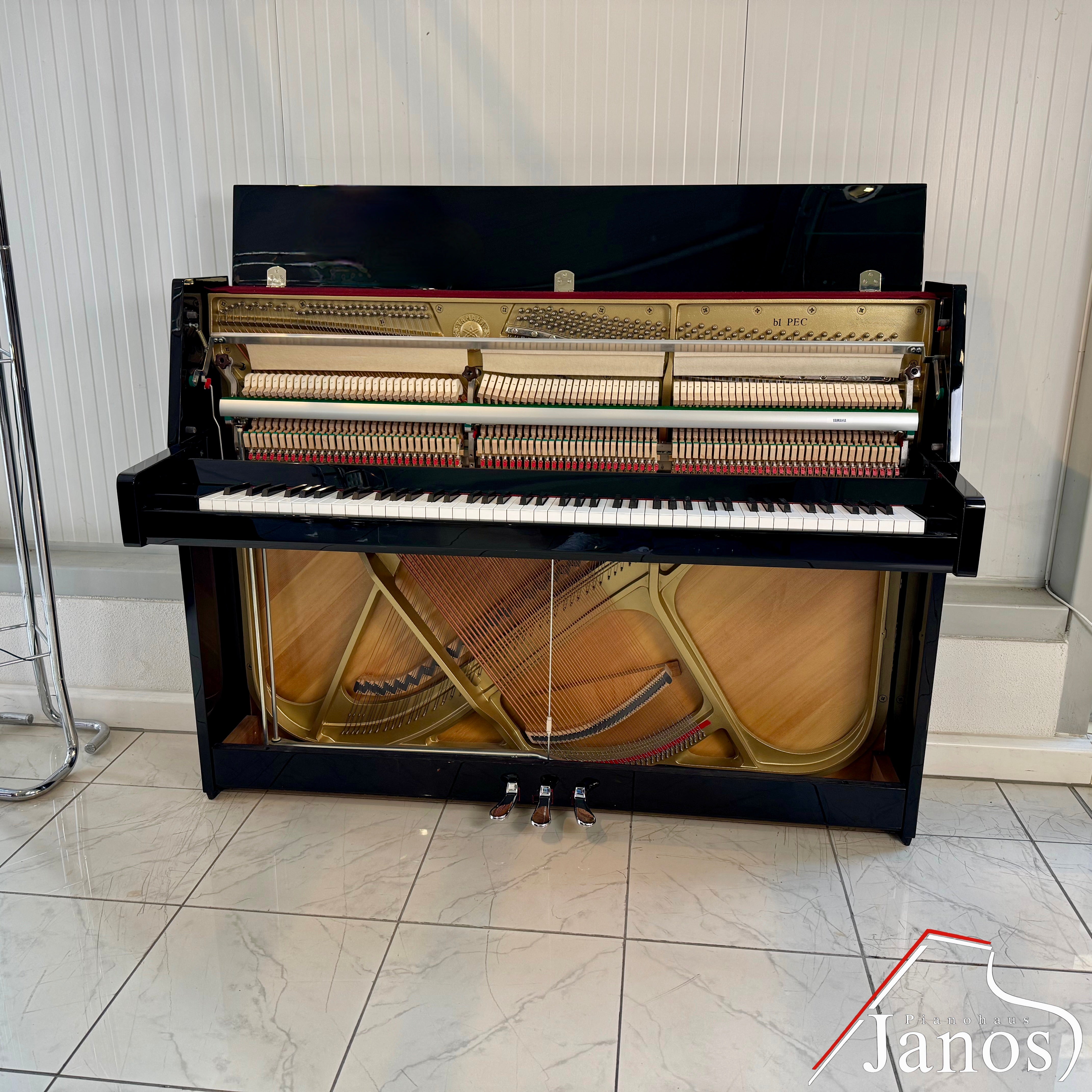Klavier Yamaha b1 PEC - Schwarz Hochglanz