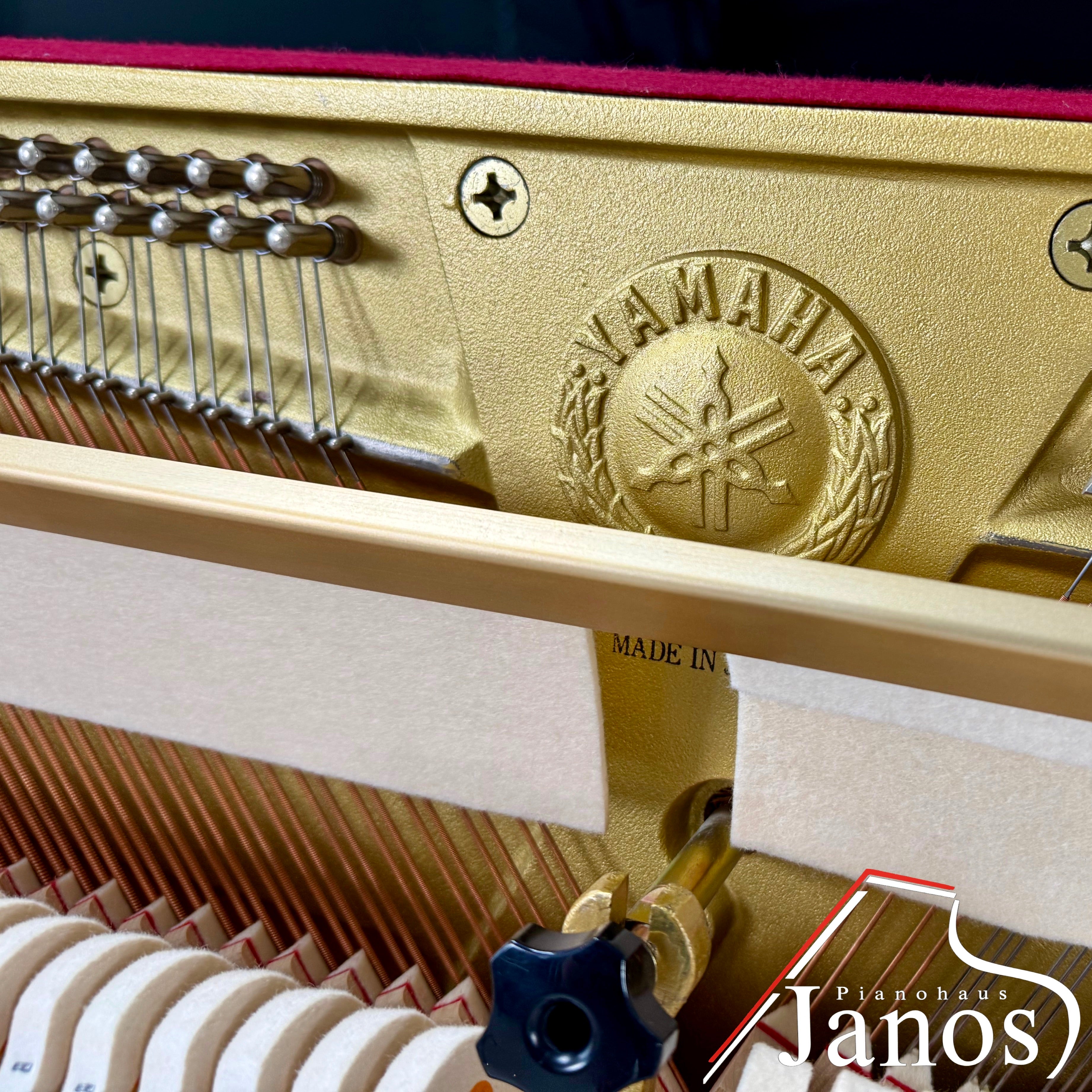 Klavier Yamaha E116 T - Schwarz Hochglanz