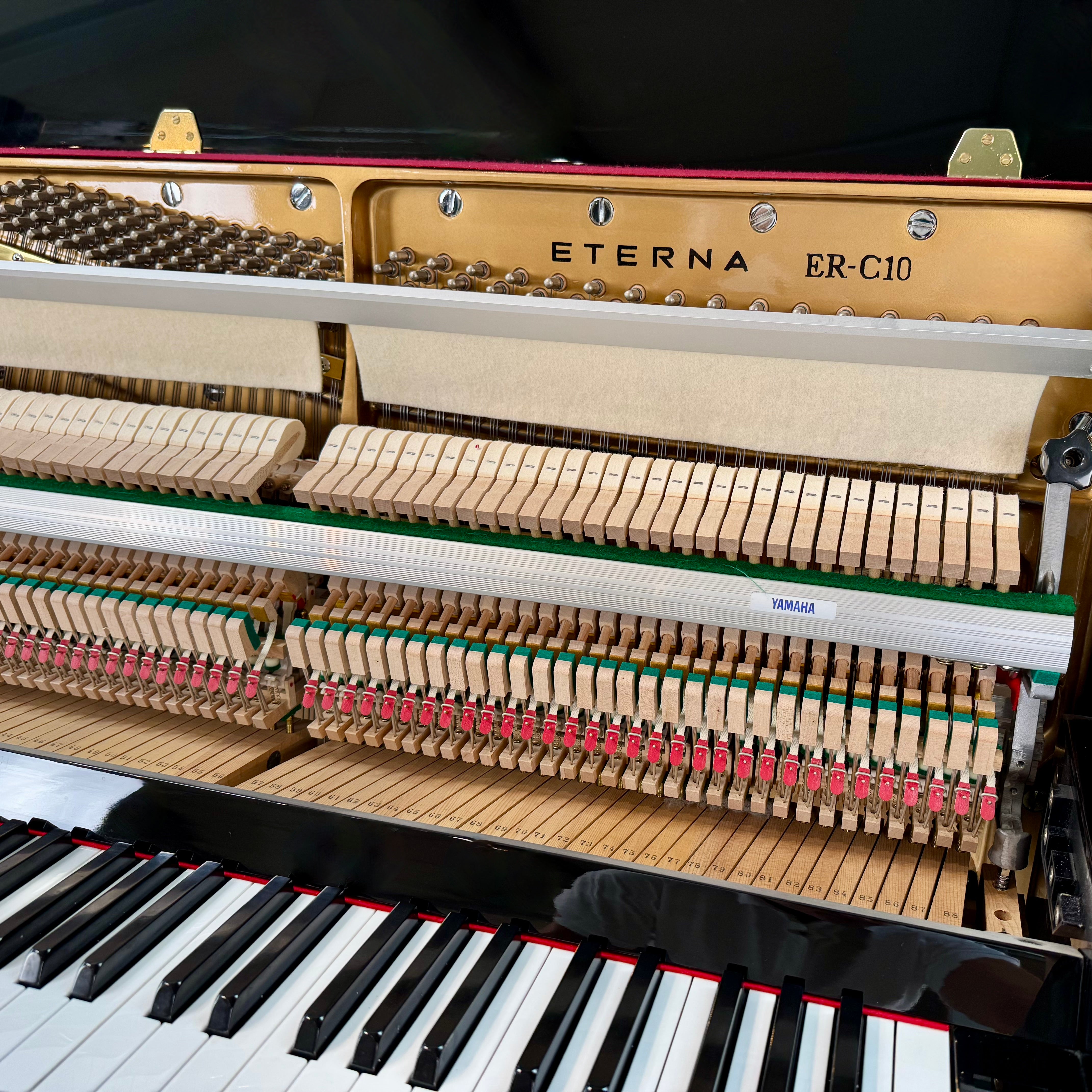 Klavier Eterna ER-C10 - Schwarz Hochglanz - by Yamaha