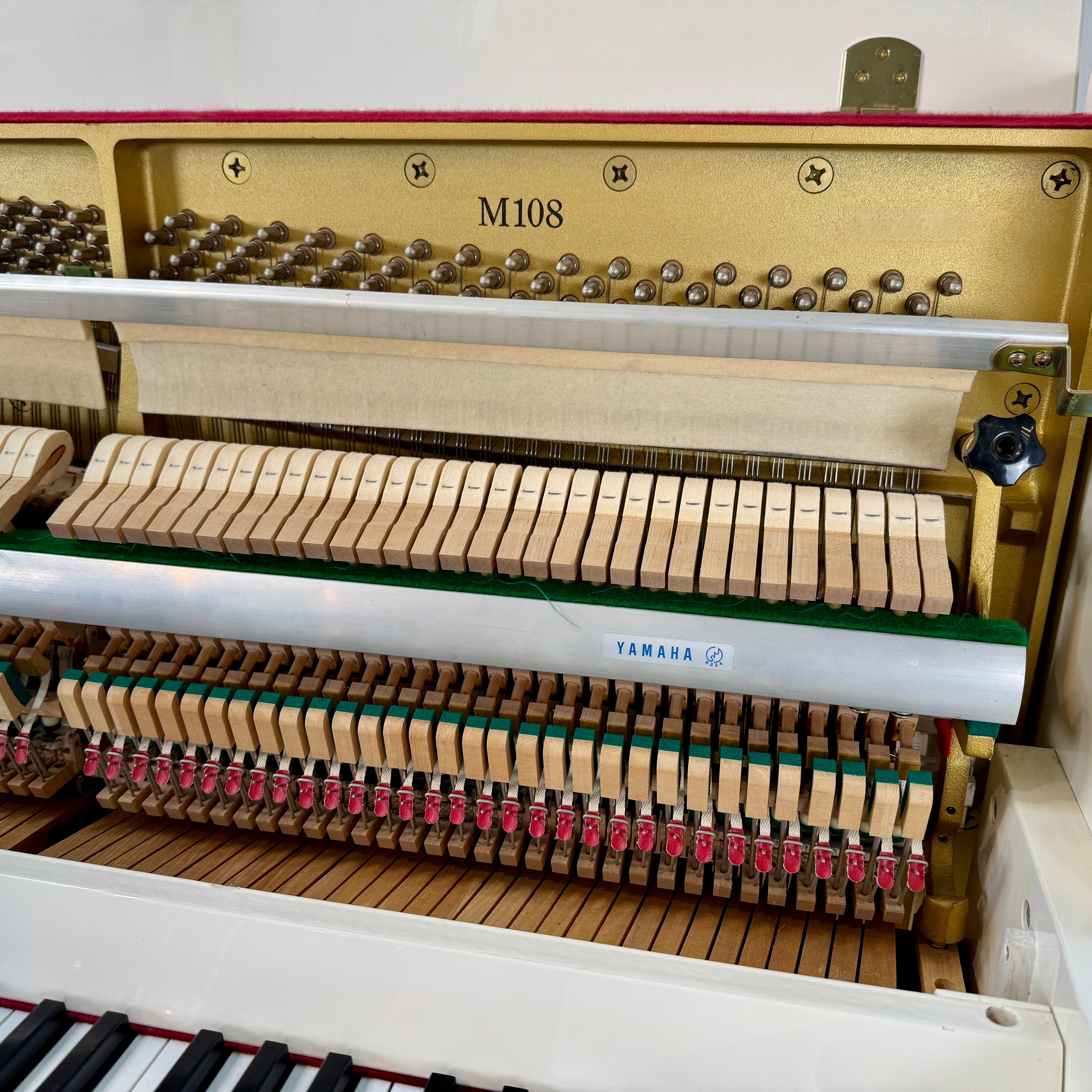 Klavier Yamaha M108 - Weiß Hochglanz
