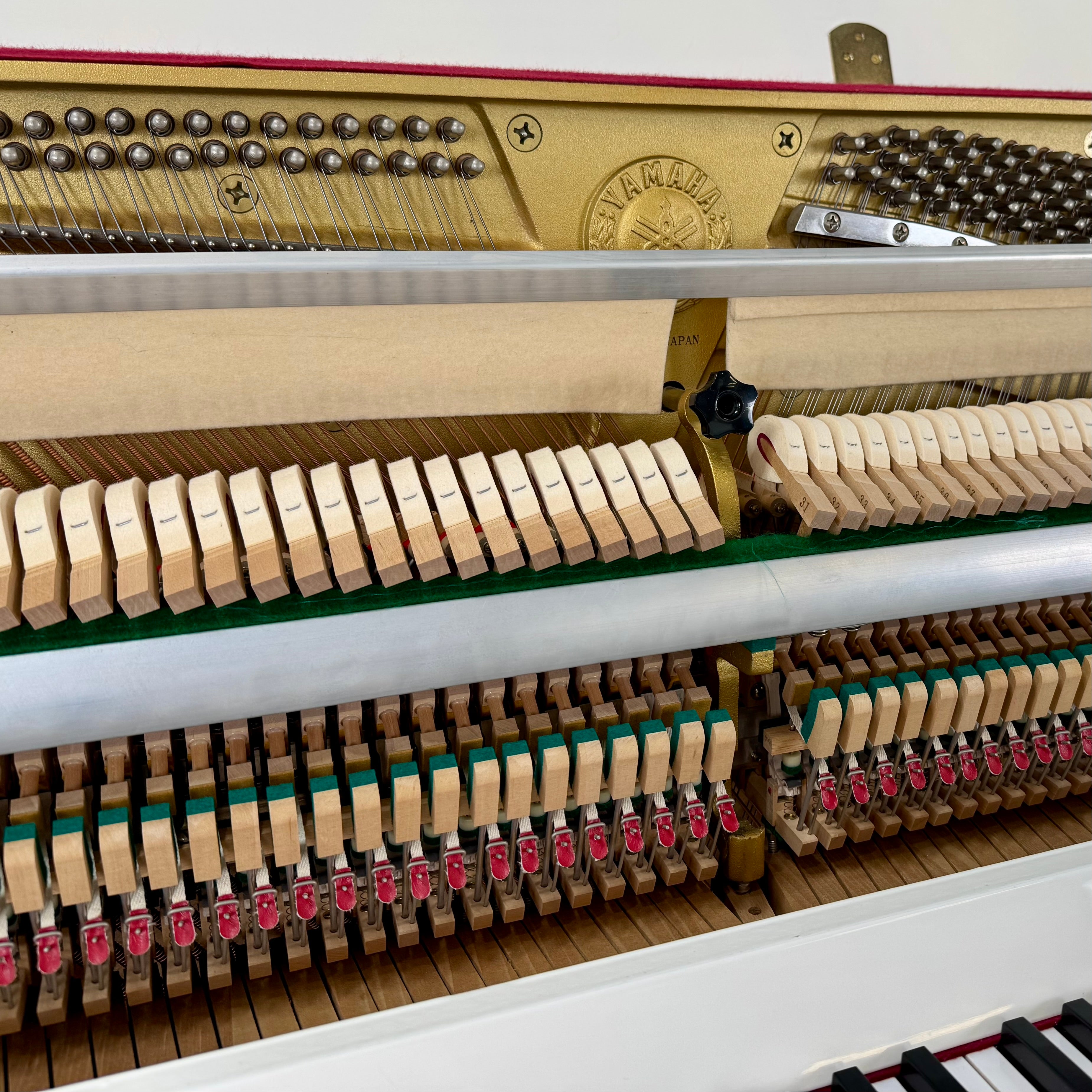 Klavier Yamaha M108 - Weiß Hochglanz