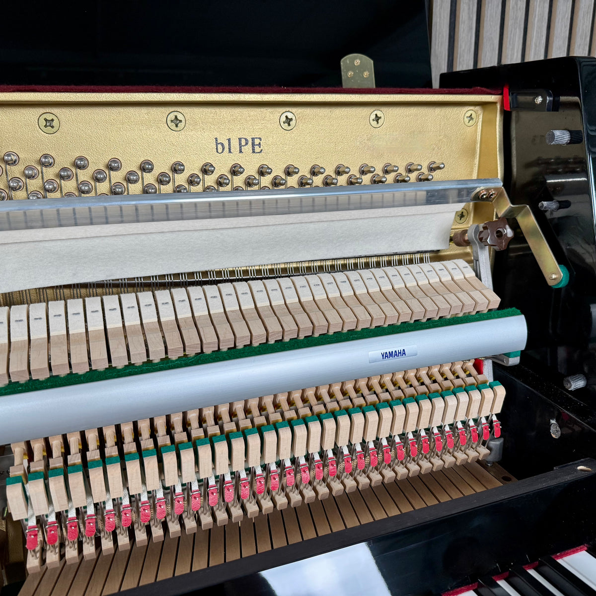 Klavier Yamaha b1 PE - Schwarz Hochglanz