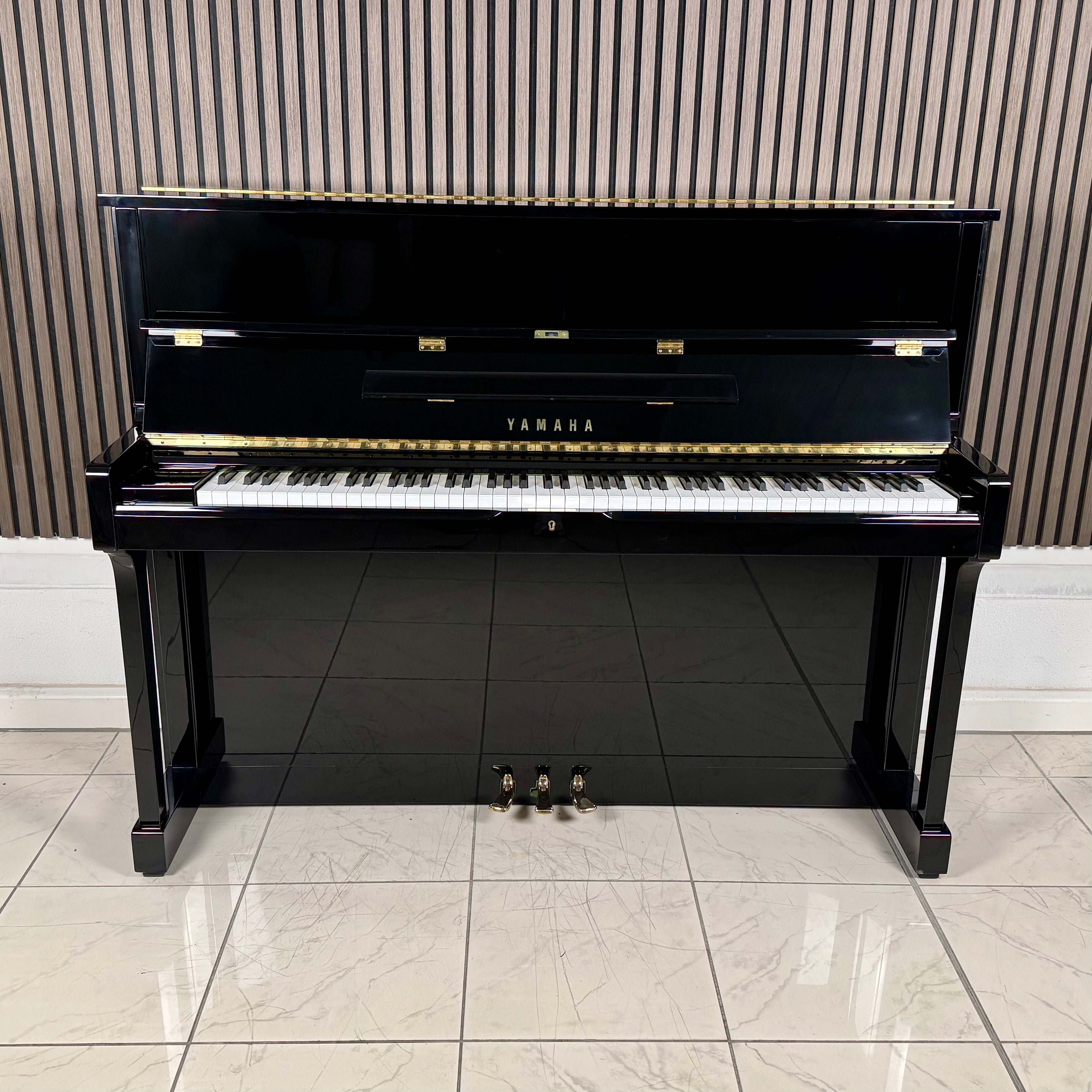 Klavier Yamaha SU-118C - Schwarz Hochglanz