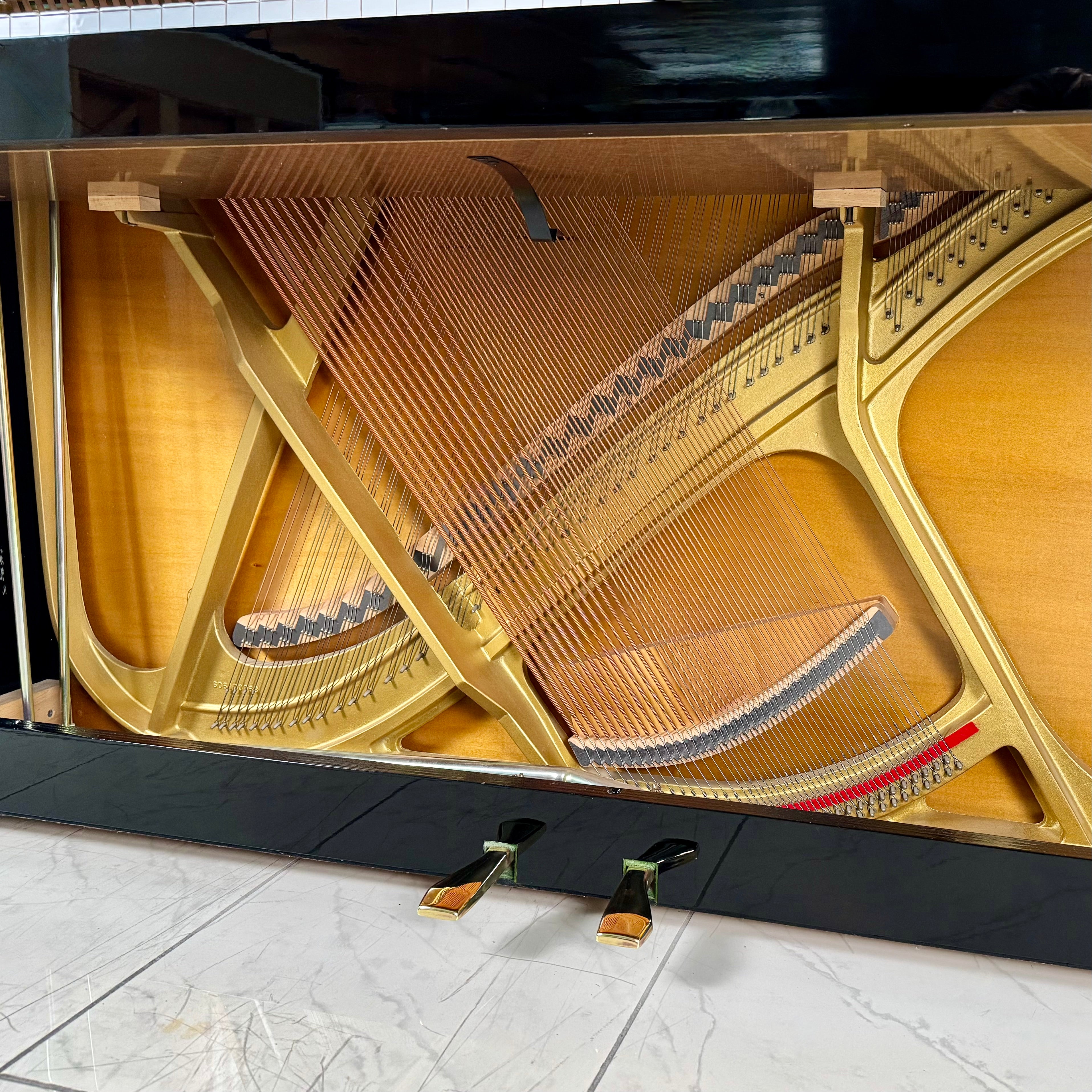Klavier Eterna ER-10 - Schwarz Hochglanz - by Yamaha