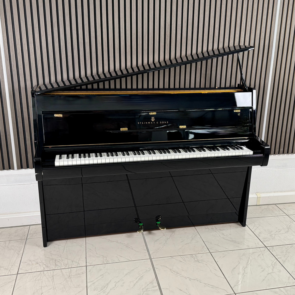 Klavier Steinway & Sons F-104 - Schwarz Hochglanz