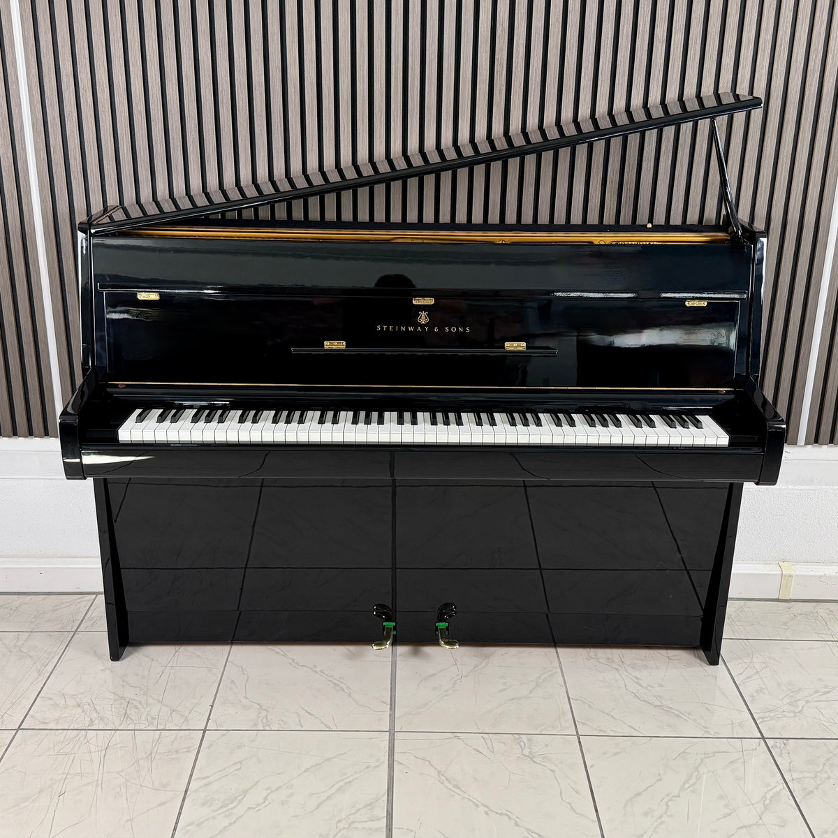 Klavier Steinway & Sons F-104 - Schwarz Hochglanz