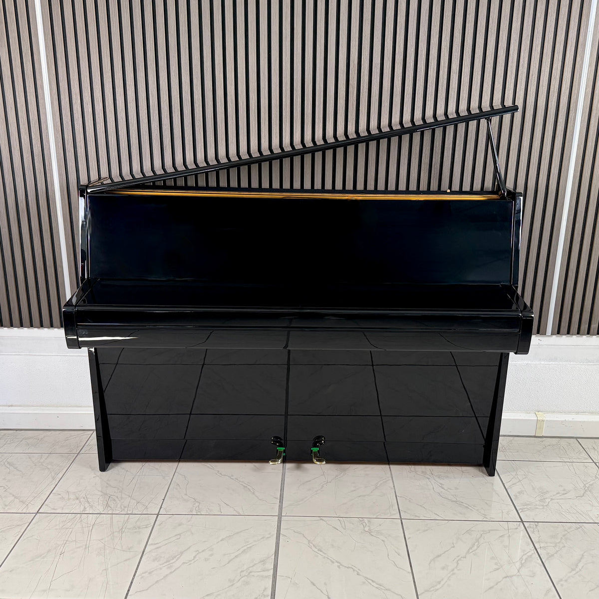Klavier Steinway & Sons F-104 - Schwarz Hochglanz