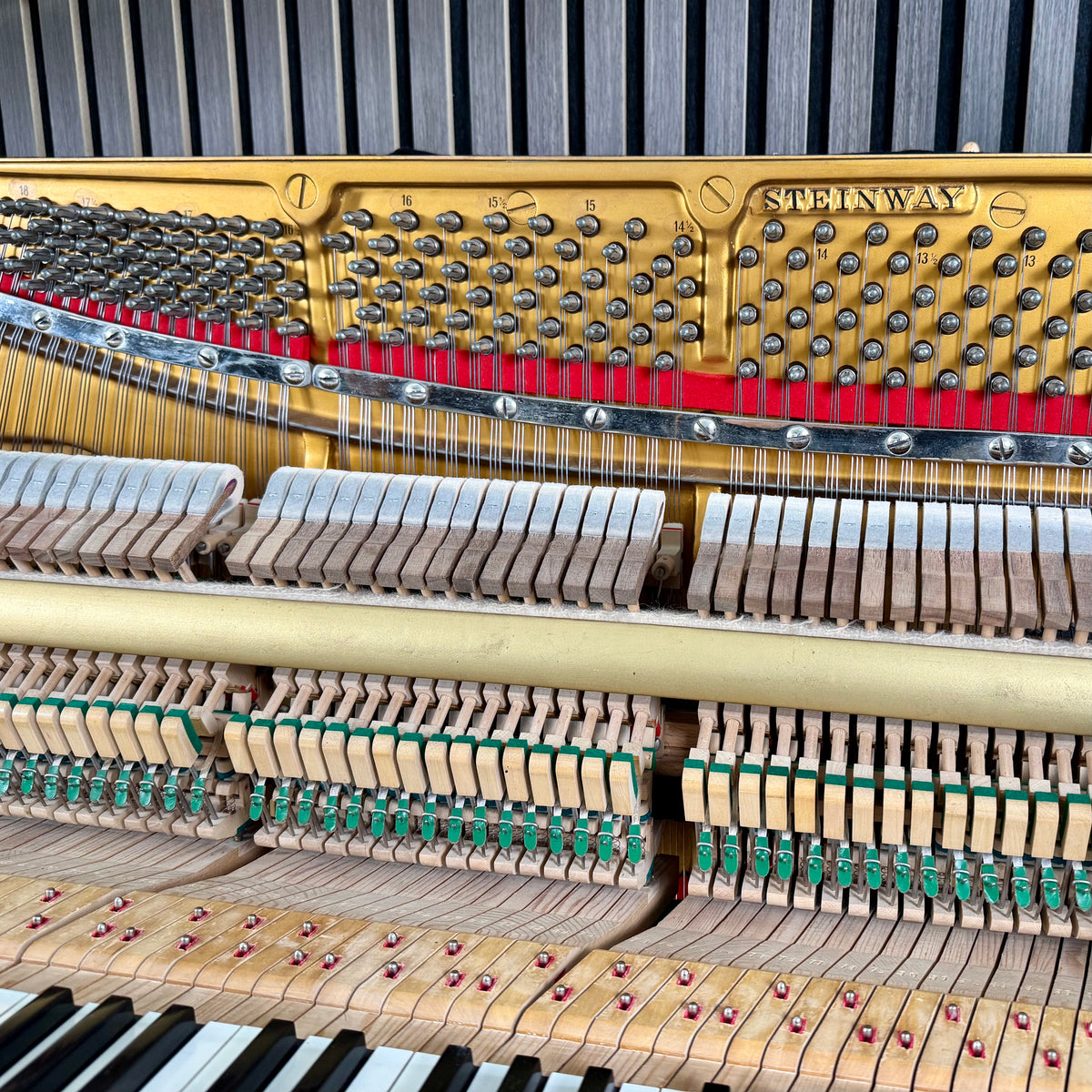 Klavier Steinway & Sons F-104 - Schwarz Hochglanz