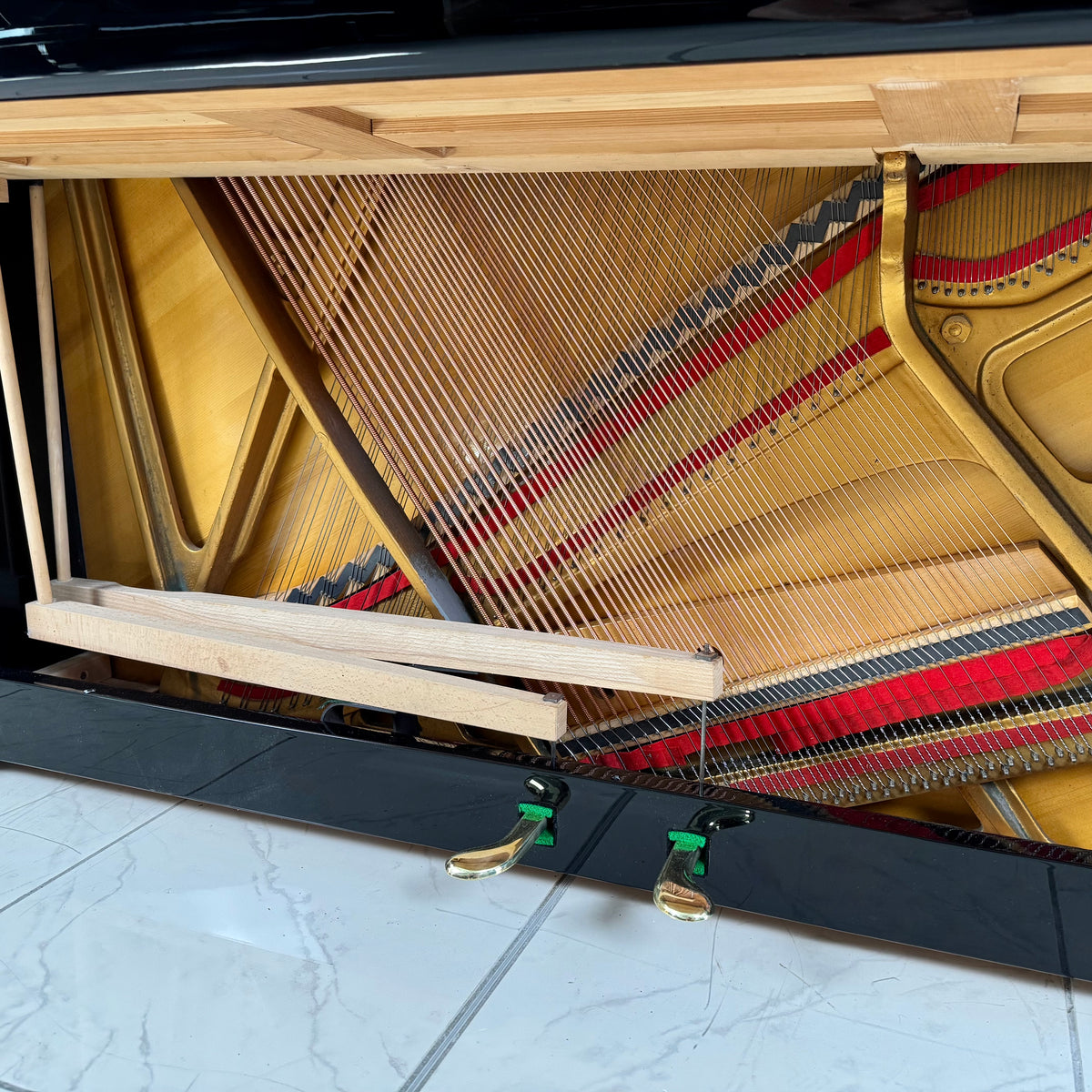 Klavier Steinway & Sons F-104 - Schwarz Hochglanz