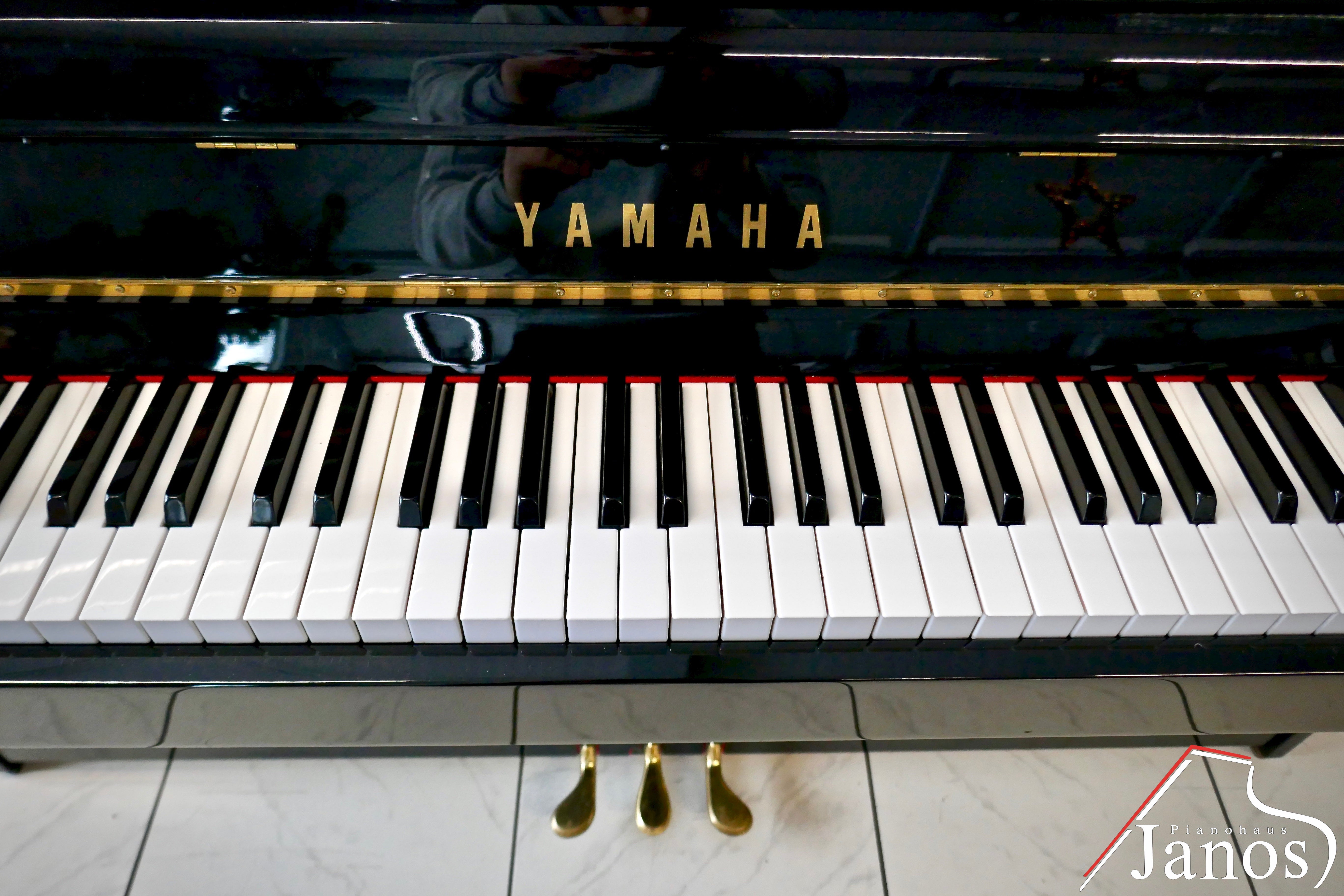 Klavier Yamaha C-109 - Schwarz Hochglanz