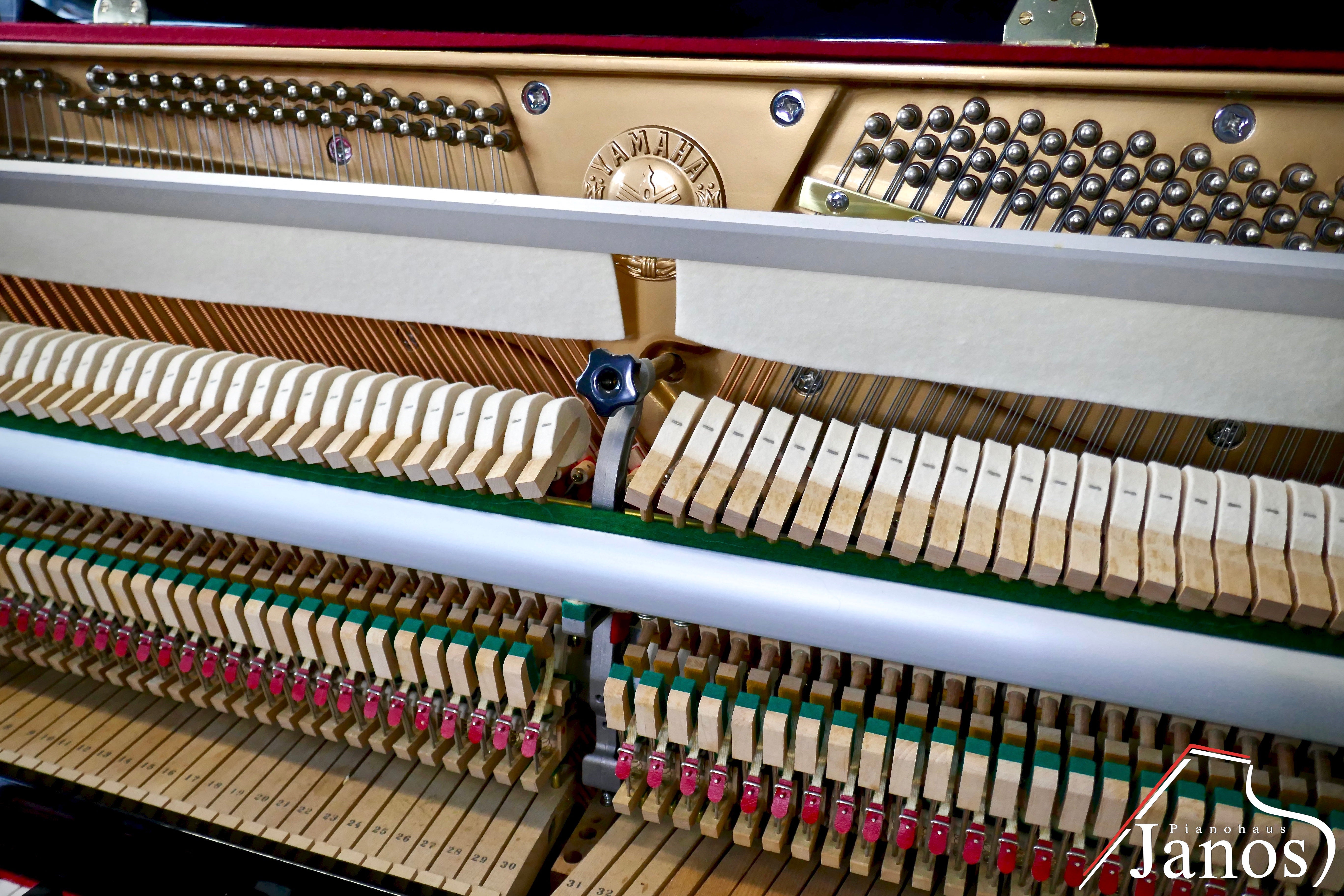 Klavier Yamaha C-109 - Schwarz Hochglanz