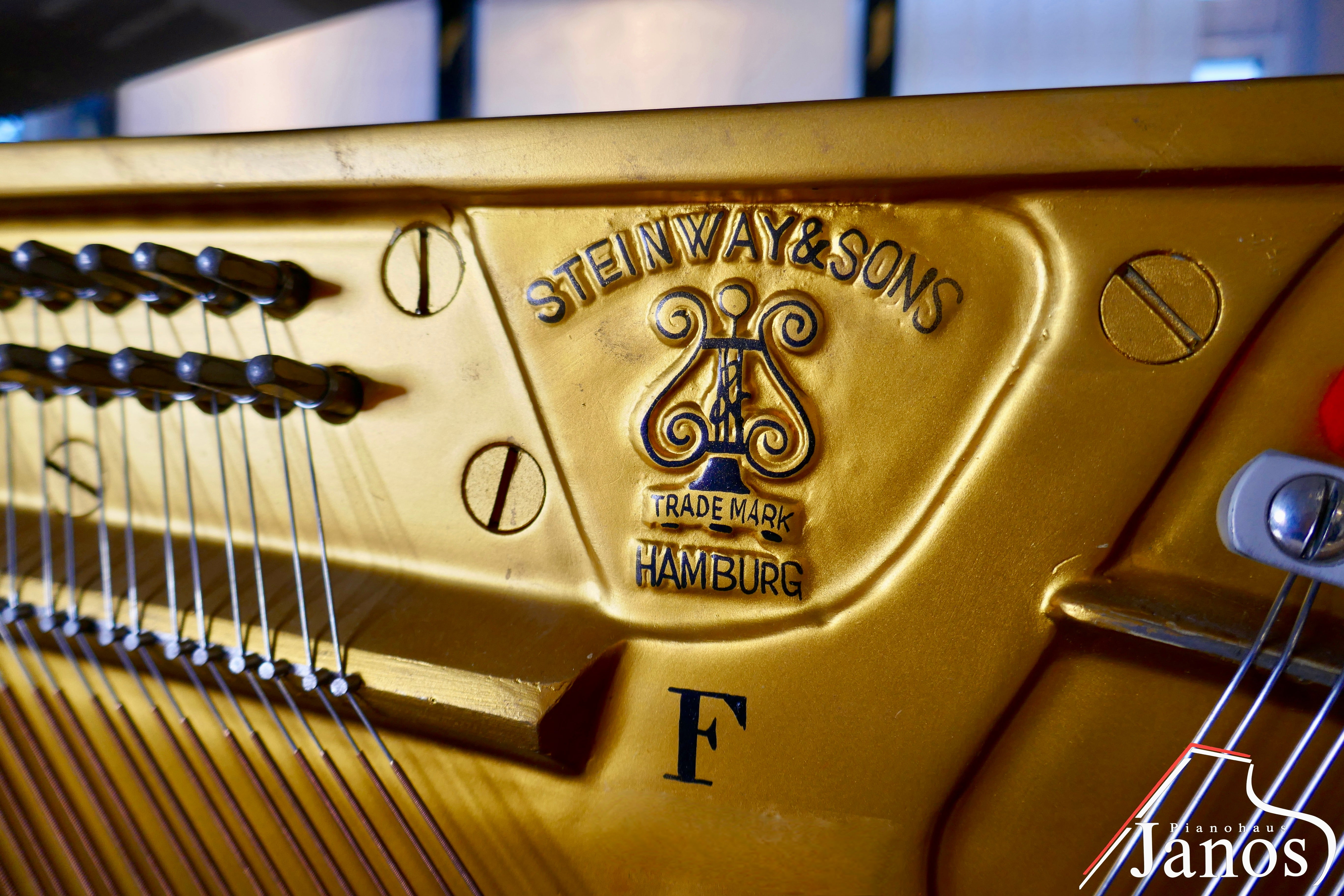 Klavier Steinway & Sons F-104 - Weiß Hochglanz