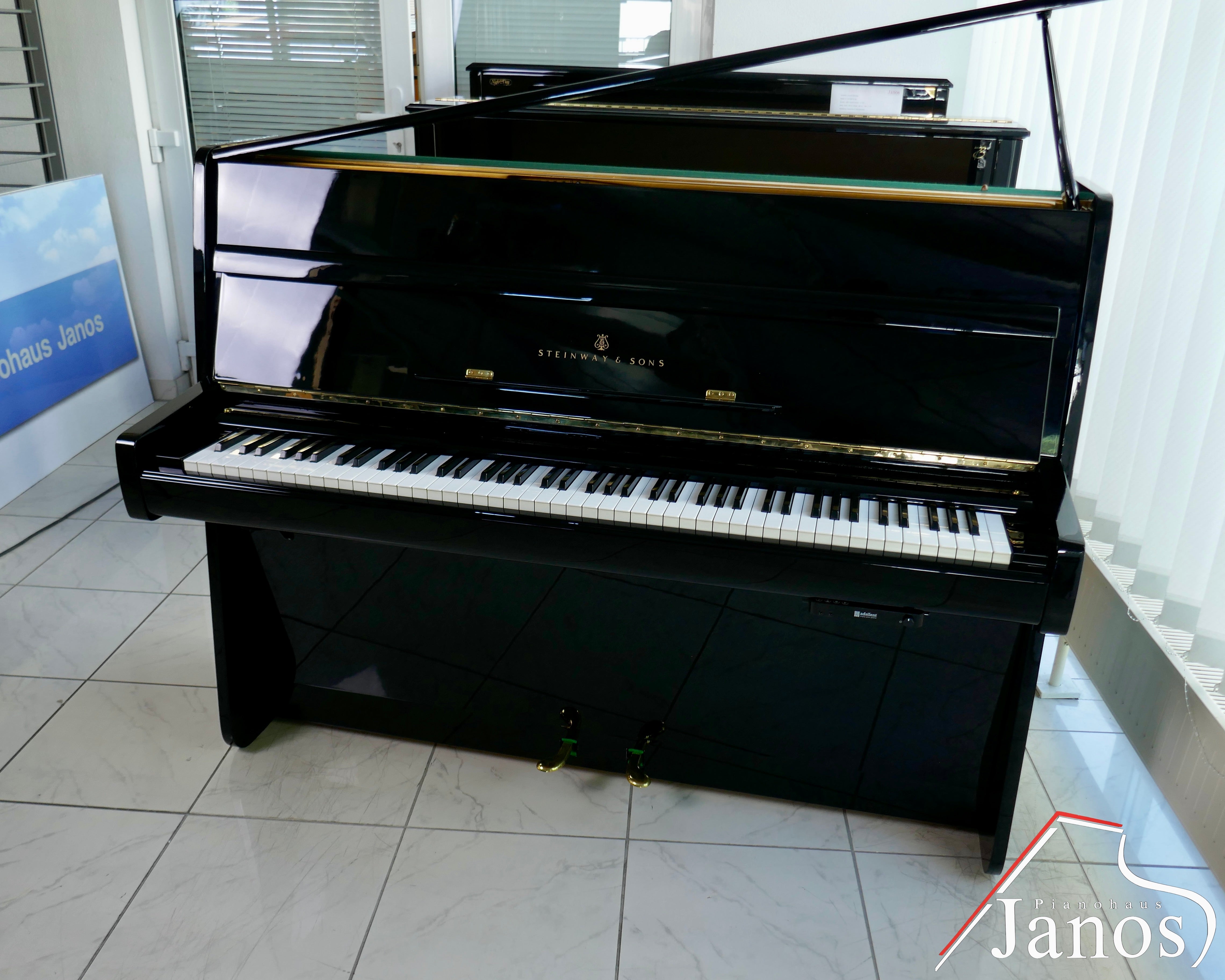 Klavier Steinway & Sons Z-114