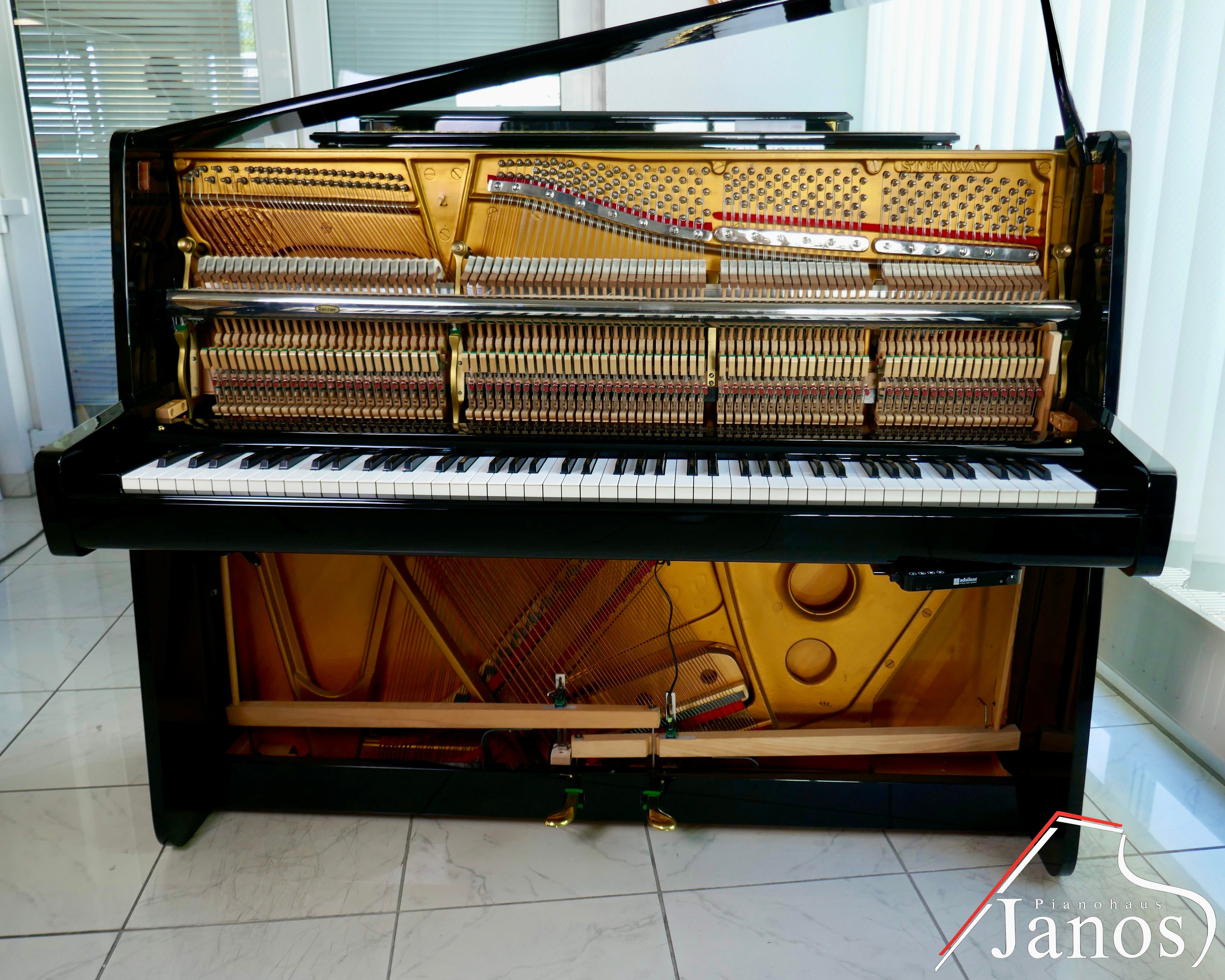 Klavier Steinway & Sons Z-114