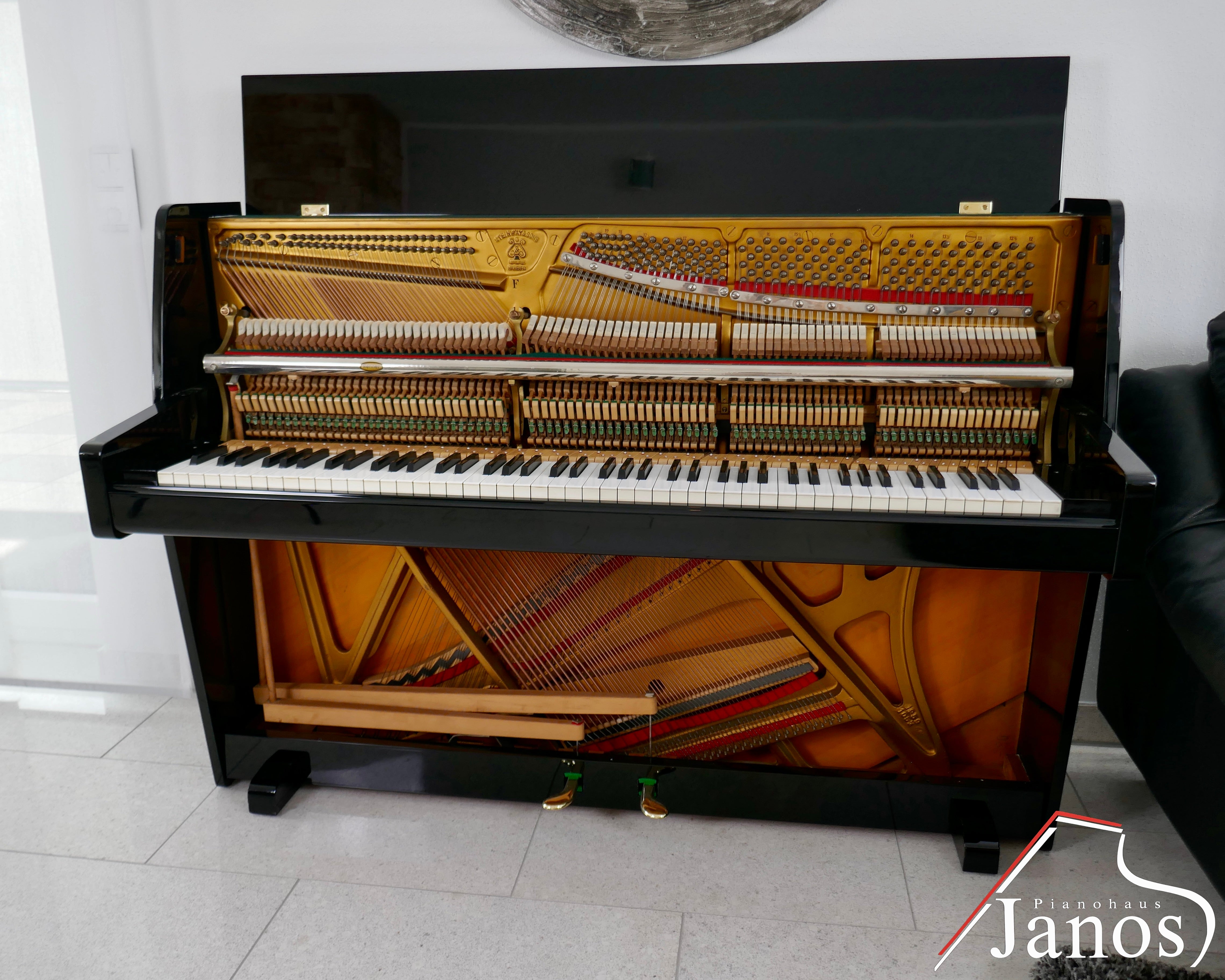Klavier Steinway & Sons F-104